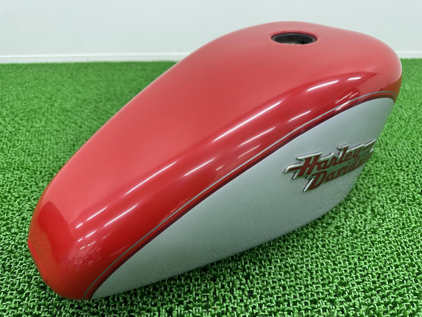XL1200C タンク 赤/銀 ハーレー 純正 バイク 部品 スポーツスター 1200カスタム エボ EVO ノーマルガソリンタンク 【中古】 50 XL1200C タンク 赤/銀 ハーレー 純正 中古 バイク 部品 スポーツスター