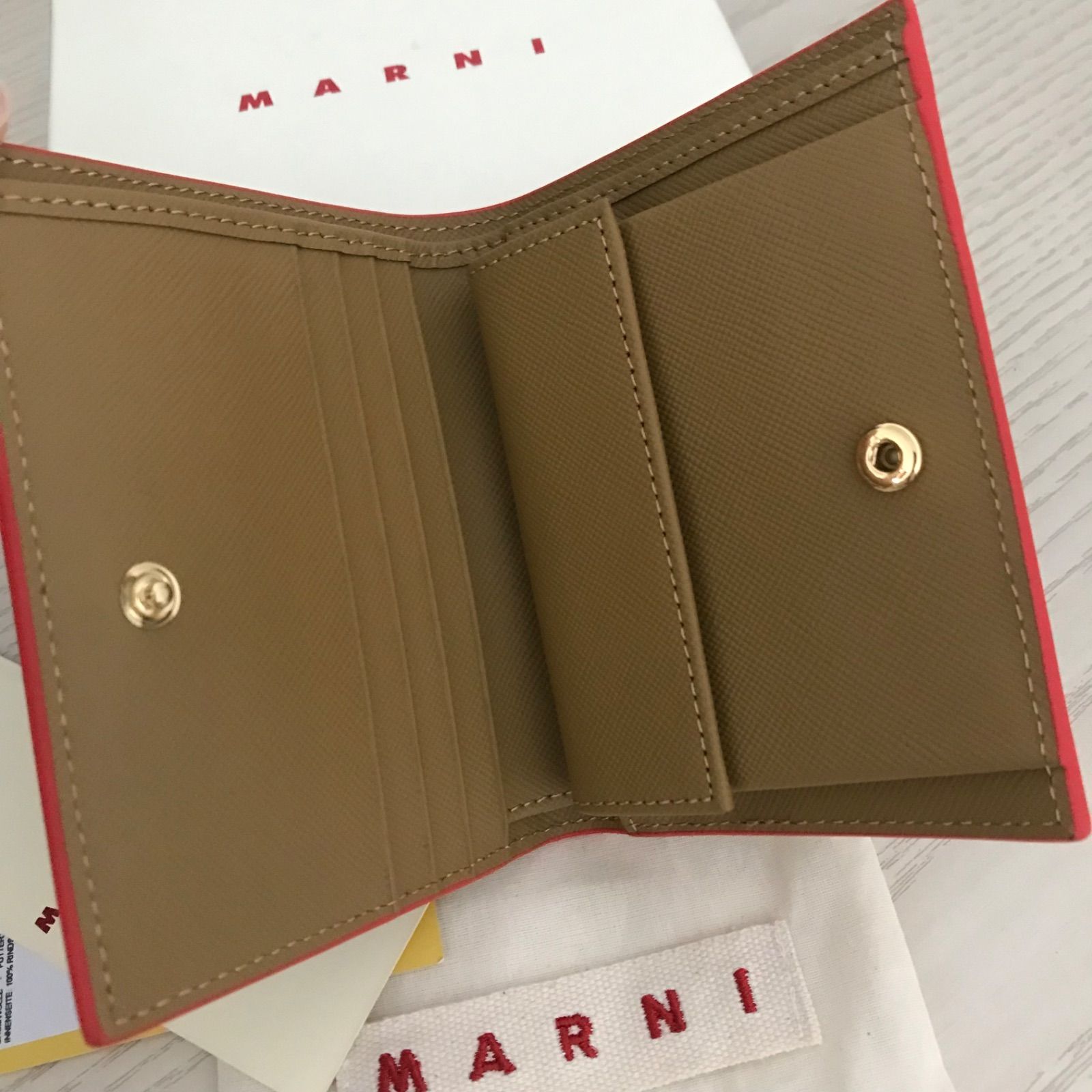 新品未使用✨MARNI マルニ ニつ折り財布 小銭入れ ベージュ✨箱付き - メルカリ