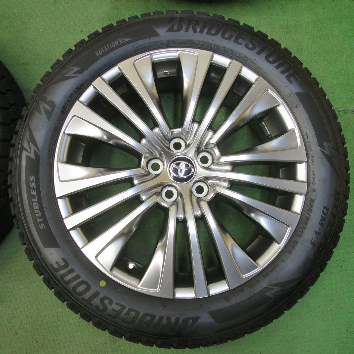 ハリアー80系用 17インチ スタッドレス BLIZZAK DM-V3ホイール 80