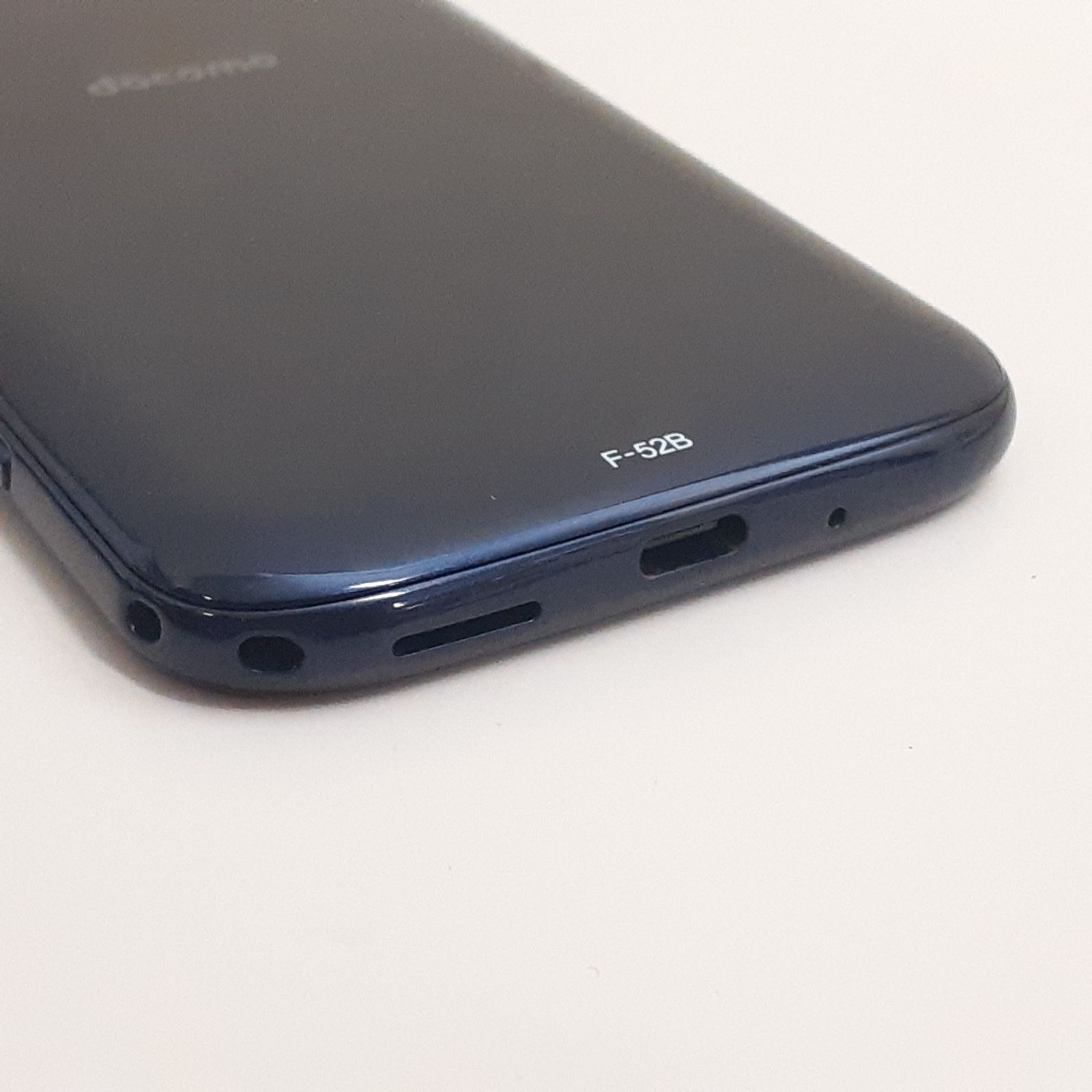 らくらくスマートフォン F-52B