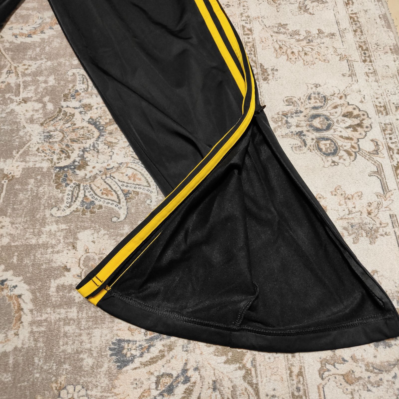 希少品 レア 美品 Lサイズ ADIDAS アディダス シンプソンズ コラボ ジャージ トラックパンツ ズボン ブラック イエロー  アディダスオリジナルス ジャージ パンツ XS 刺繍ロゴ 黒色 SIMPSONS adidas（アディダス）の「シンプソンズ ファイヤーバード 希少　美品adidasオリジナルス　Lサイズ