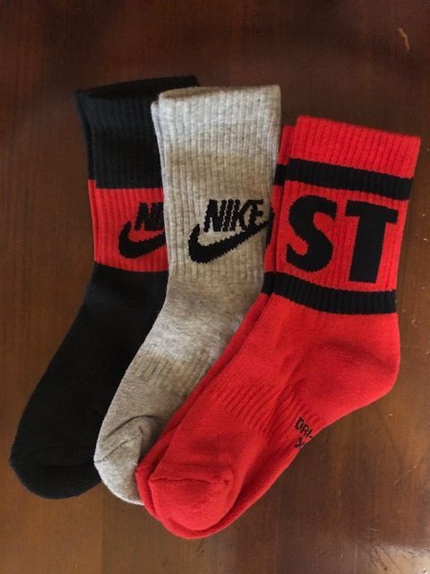 ナイキ NIKE キッズ ３足組 ユニセックス クッション付きクルーソックス 靴下 通園通学 UN0001-001 CUSHIONED SOCKS SET OF 3 10C-3Y GREY/RED/BLACK