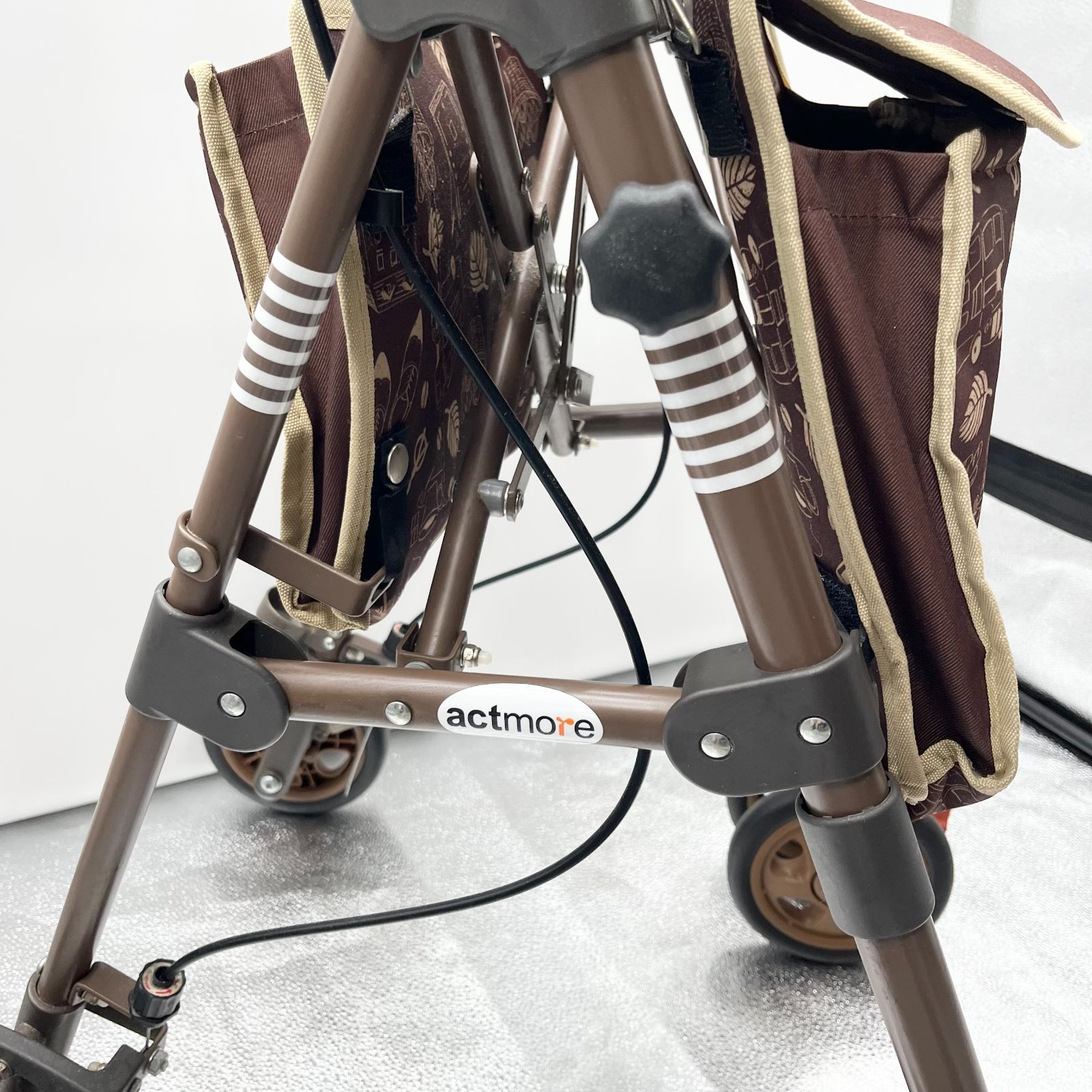 アクトモア パピー ブラウン 折りたたみ歩行器 シルバーカー 360°回転