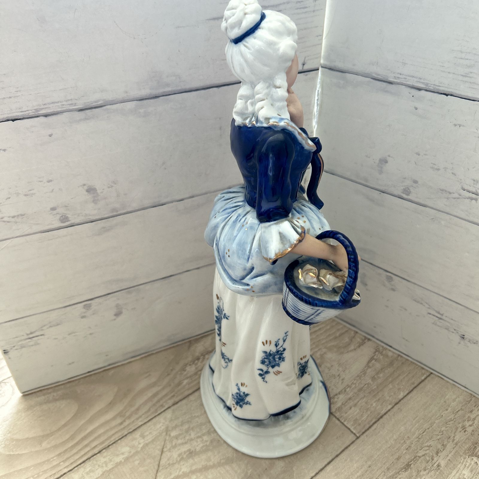 KPM 陶器人形 貴婦人 ベルリン王立磁器製陶所 花籠を持つ女性 - メルカリ