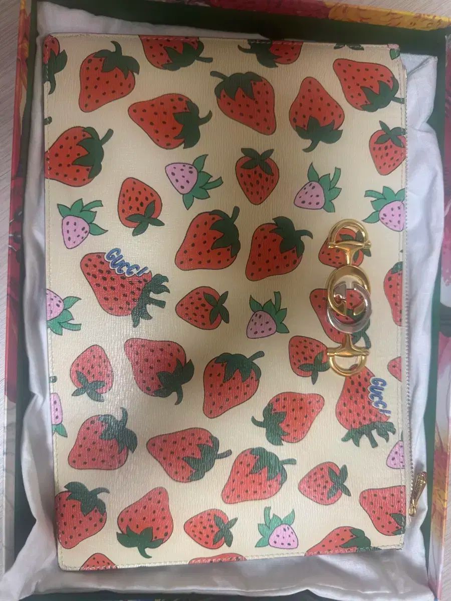 GUCCI グッチ イチゴ クラッチ
