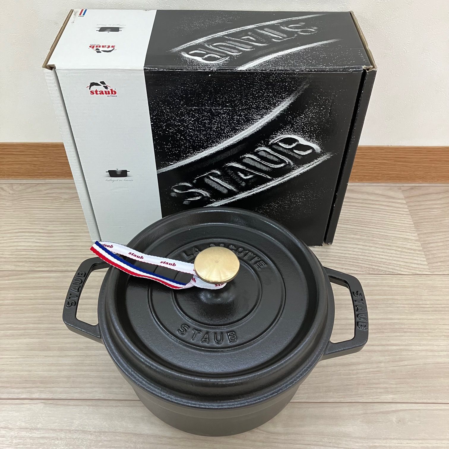 717】<<新品未使用>> ストウブ ピコココットラウンド 20cm ブラック 黒 staub ホーロー鍋 調理器具 キッチン 無水調理 琺瑯 ホーロー  - メルカリ