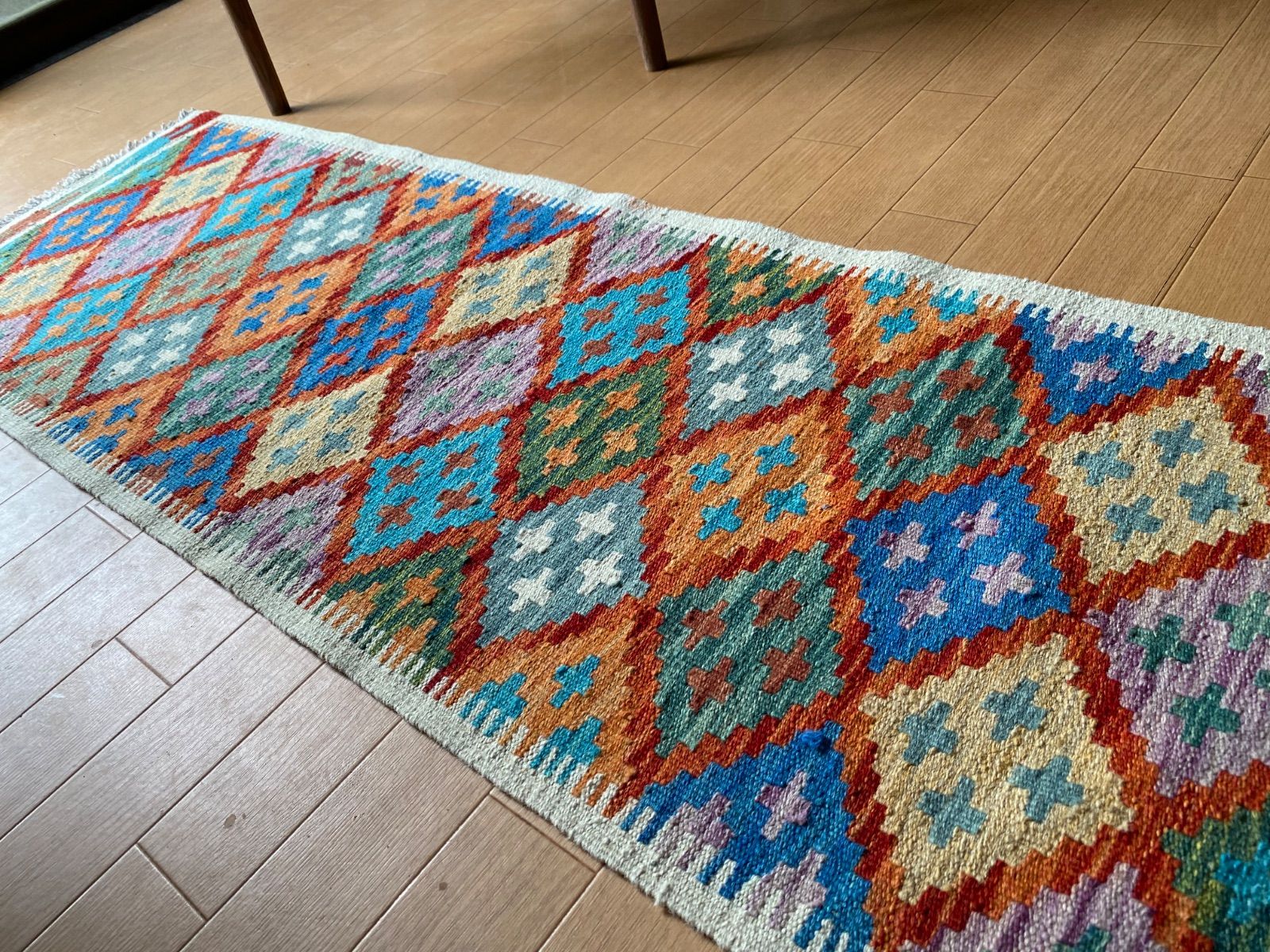 一枚あれば簡単にお部屋の模様替え とても織りと色柄の良い素敵なアフガニスタンのキリム和室にも合います