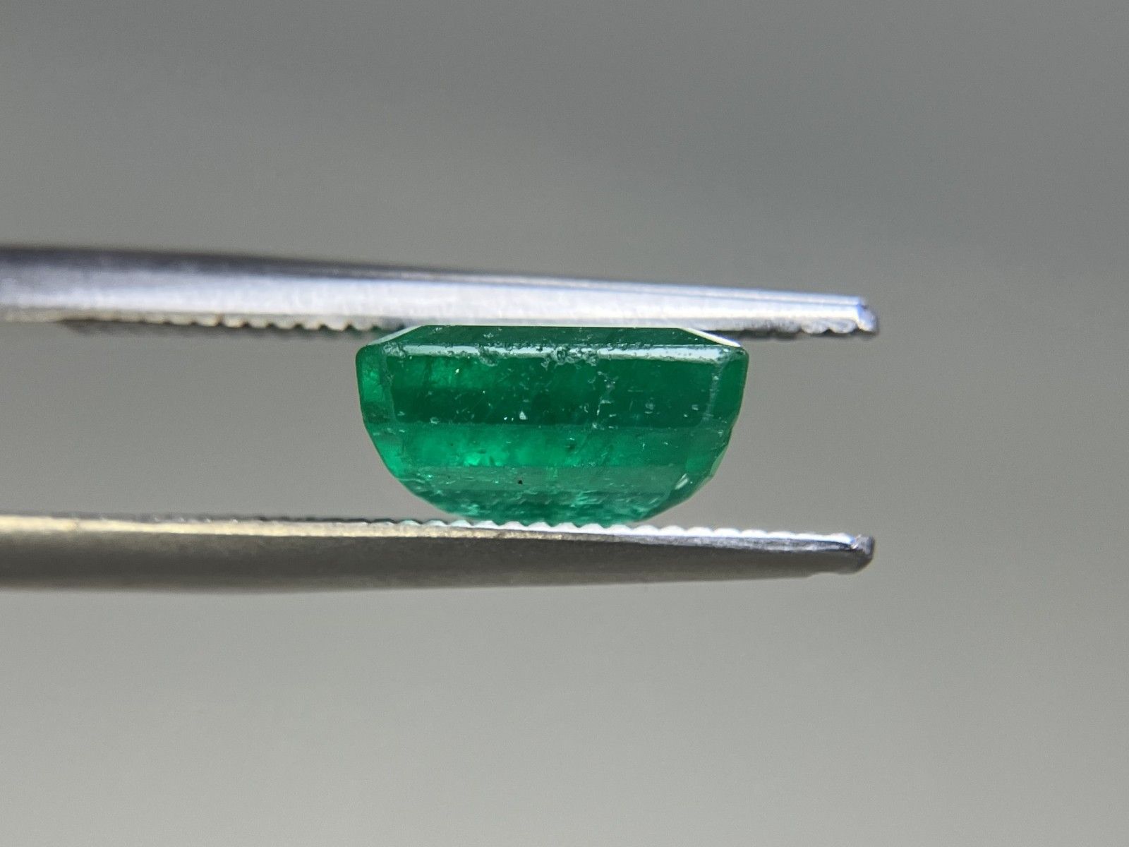 エメラルド 天然 2.738ct 中央宝石ソーティング付き 8.63㎜×7.63