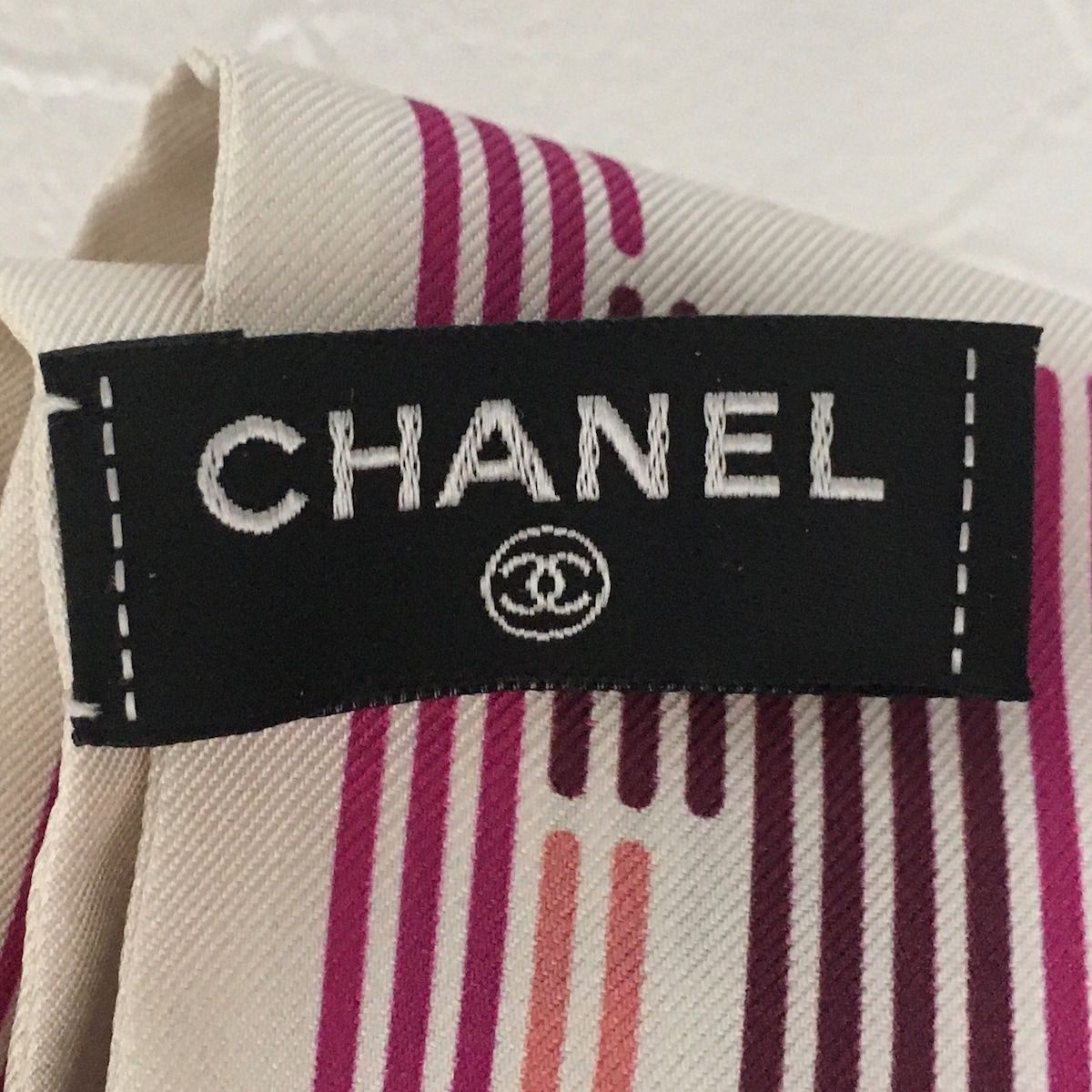 CHANEL(シャネル) スカーフ美品 - AA9368 白×パープル×マルチ リボン ...