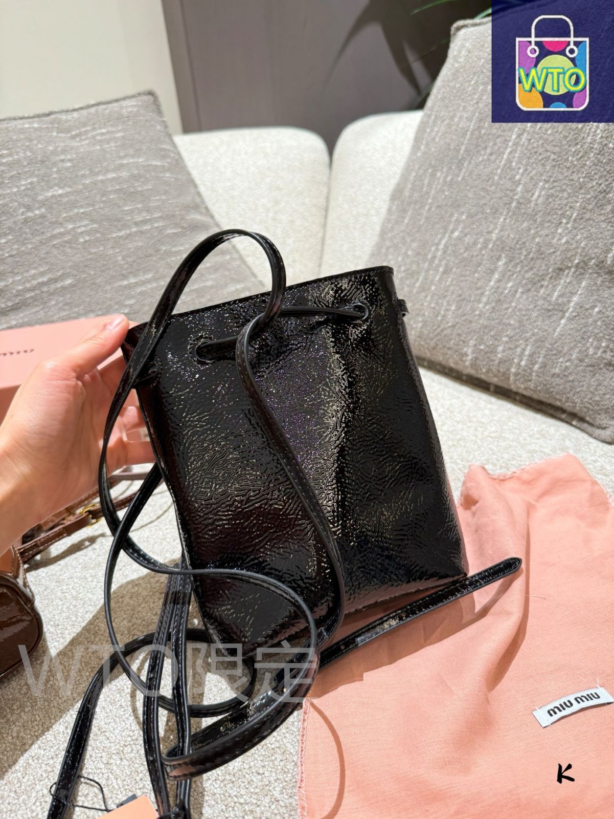 MIU出品になります。 今日特価】Miu Miu ミニトートバッグ 14×20cm ギフトボックス付