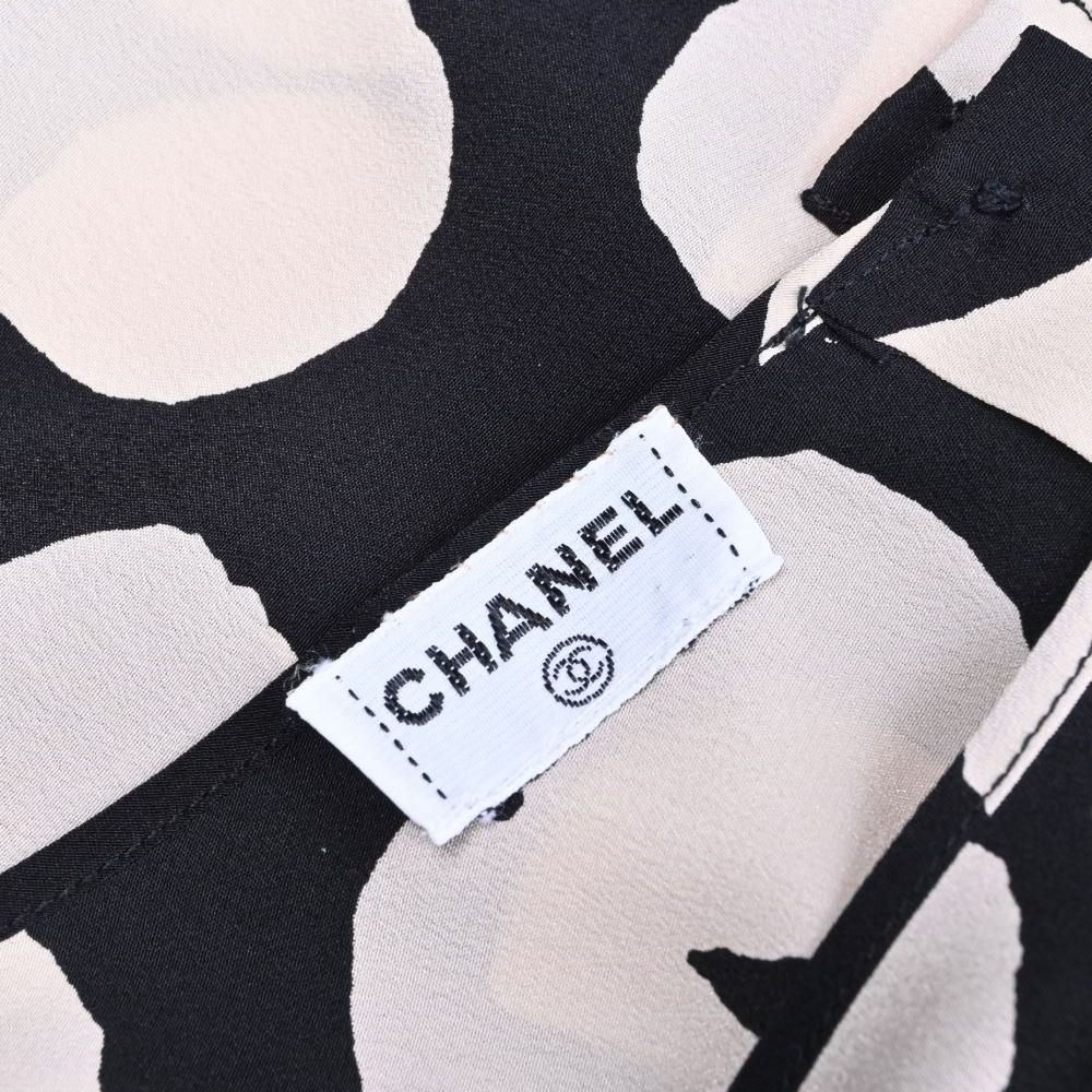 CHANEL プリント シルク ノースリーブ クローバーボタン3個付き - ブラック シャネル KL4BHLCH88 CHANEL プリント シルク ノースリーブ クローバーボタン3個付き