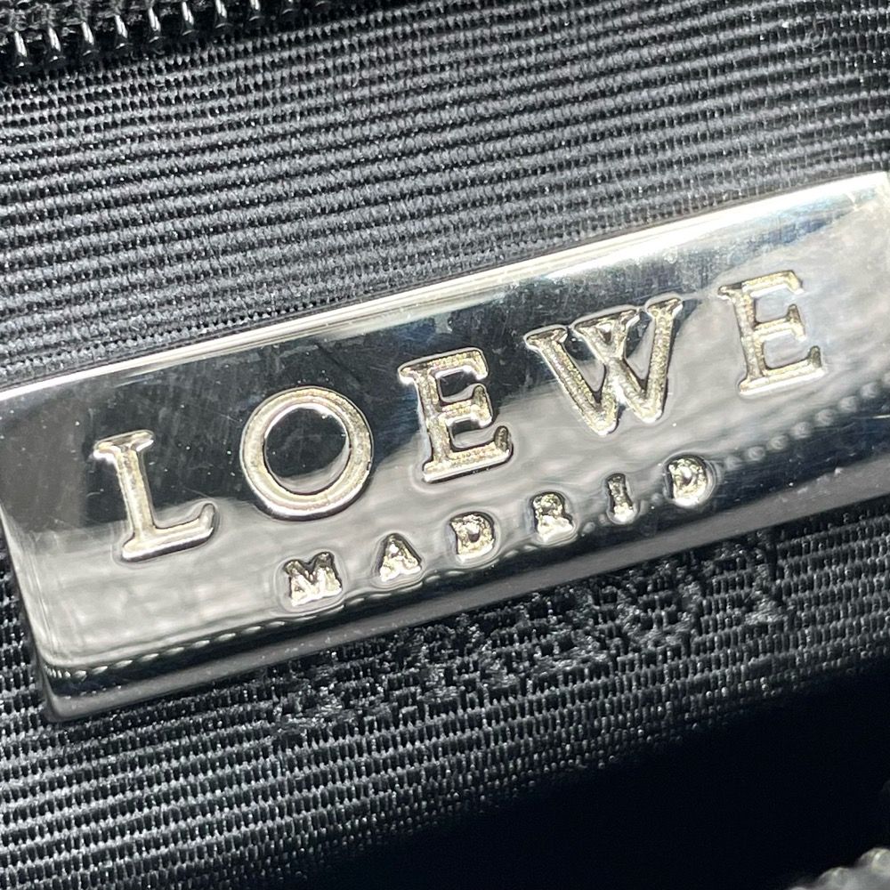 LOEWE ロエベ ハンドバッグ エンボスロゴ ミニバッグ アクセサリーポーチ 小さめ 鞄 かばん レザー    アイボリー シルバー金具 レディース 美品【品】