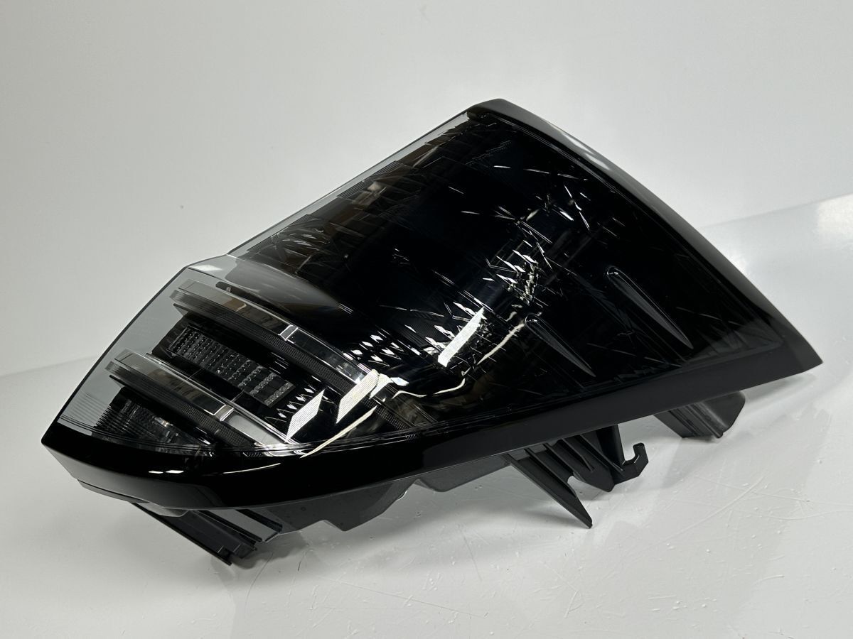 破損キズなし 低走行 90系 ヴォクシー MZRA90W ZWR90W ZWR95W 純正 右テールランプ テールライト LED 81551-V1020 V1-8 BR 管理29902