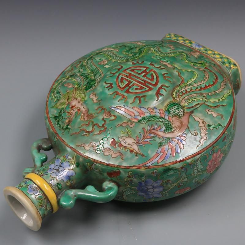清康熙緑地粉彩龍鳳紋抱月扁瓶 陶磁器  現代工芸品 美術品 置物 清康熙緑地粉彩龍鳳紋抱月扁瓶 陶磁器 現代工芸品 美術品 置物