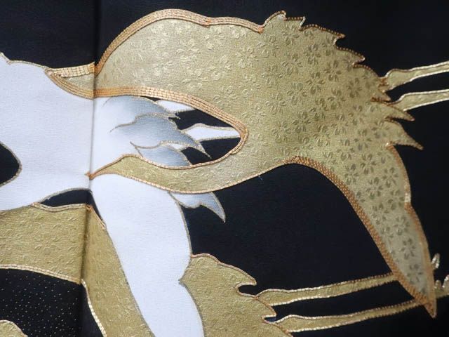 作家物 黒留袖 羽ばたく鶴 金駒刺繍 裄69 着物 正絹 五つ紋 RK-3575 黒留袖 作家物 美しい孔雀に花柄 金駒刺繍 しつけ糸 トール