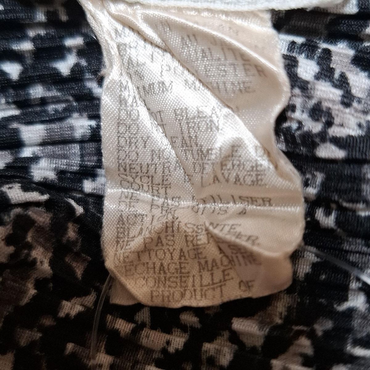 美品✨ プリーツプリーズ ハイネック カットソー 総柄 白 黒 L相当 ISSEY MIYAKE(イッセイミヤケ) プリーツハイネックカットソー