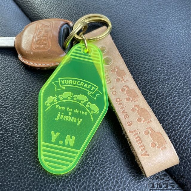 Fun to drive a jimny　ジムニーモーテルキーホルダー　1つの価格になります。カラーはパープル、ラベンダー、 レッド、オレンジ、イエローグリーン、ピンクからお選びください。