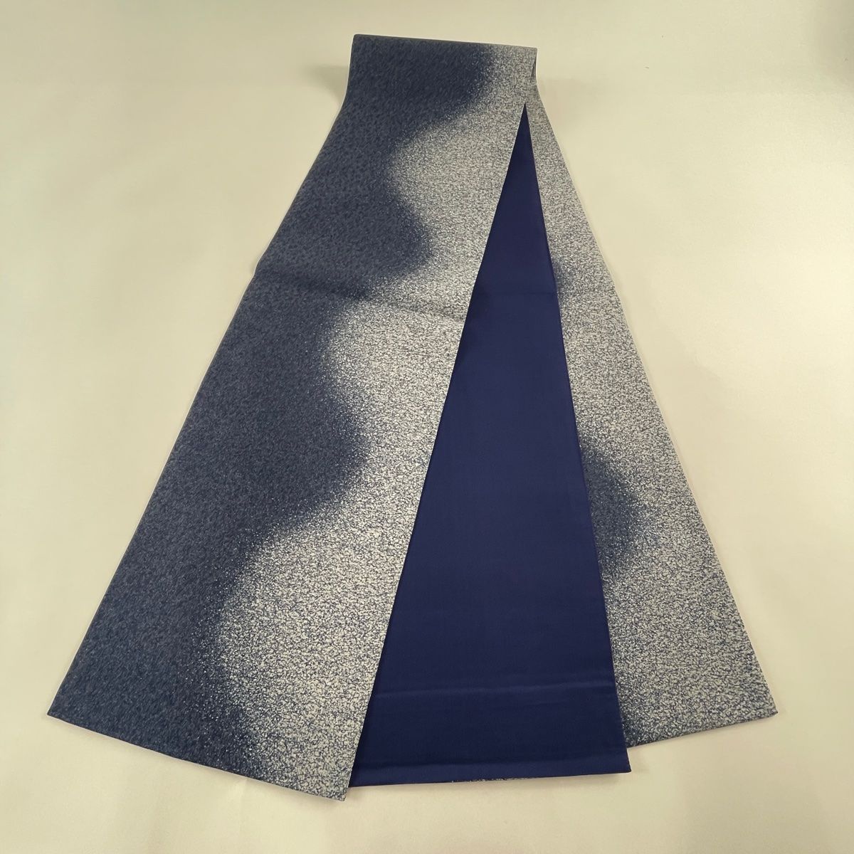 袋帯 美品 名品 幾何学模様 銀通し 紺色 全通 正絹 【中古