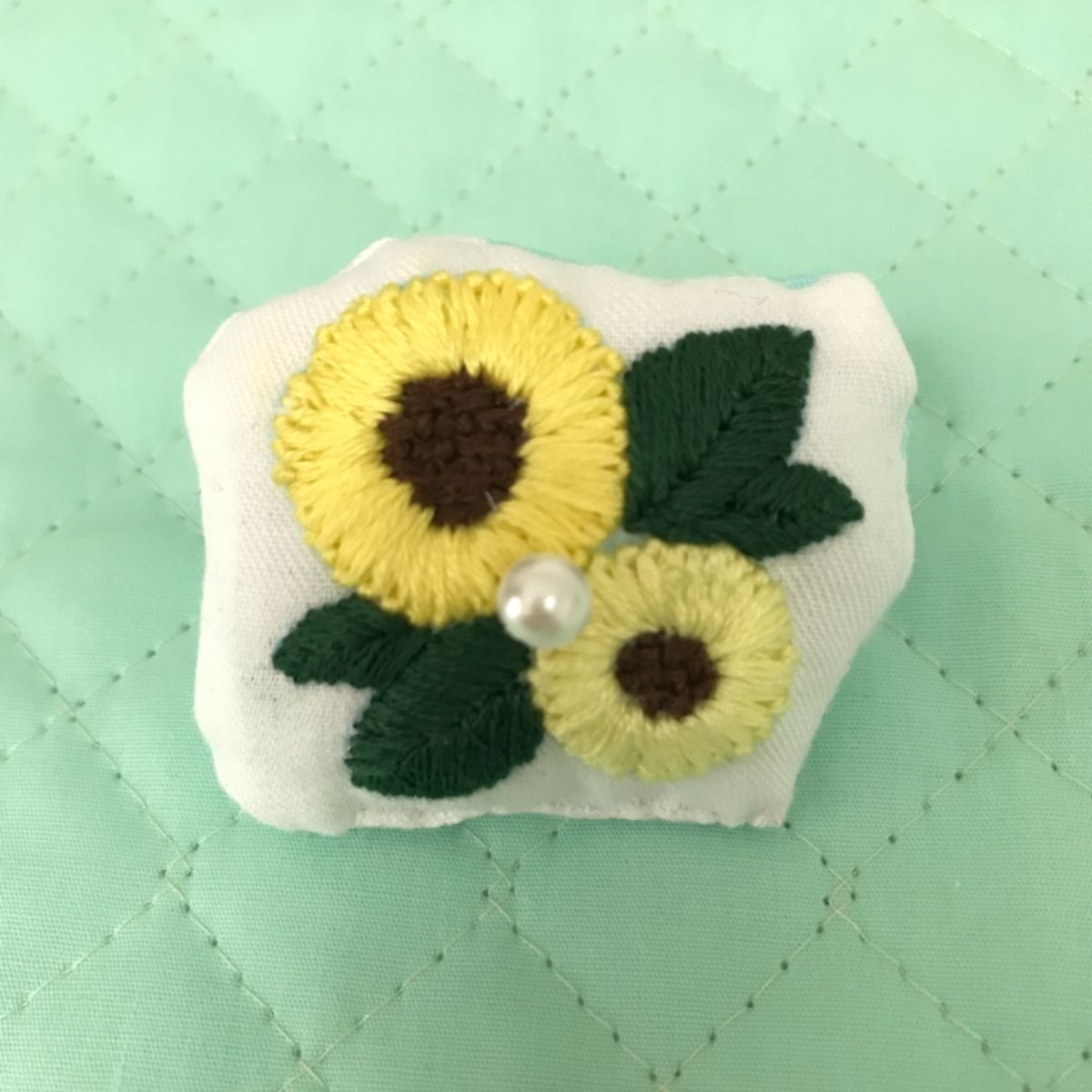 ハンドメイド 夏♡ひまわり刺繍のふわふわブローチ 手刺繍 刺繍