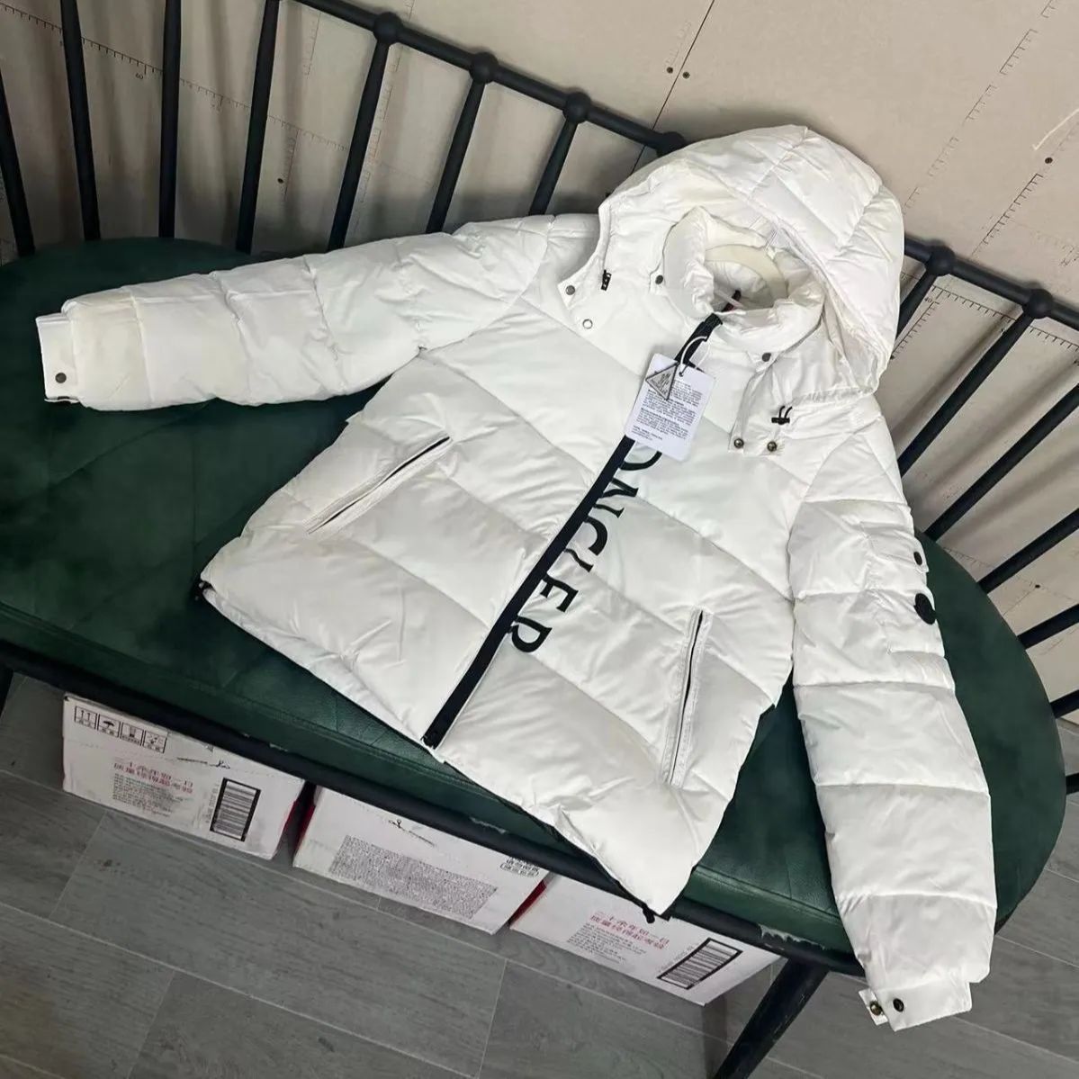 新品未使用】MONCLER （モンクレール）白 ダウンジャケット