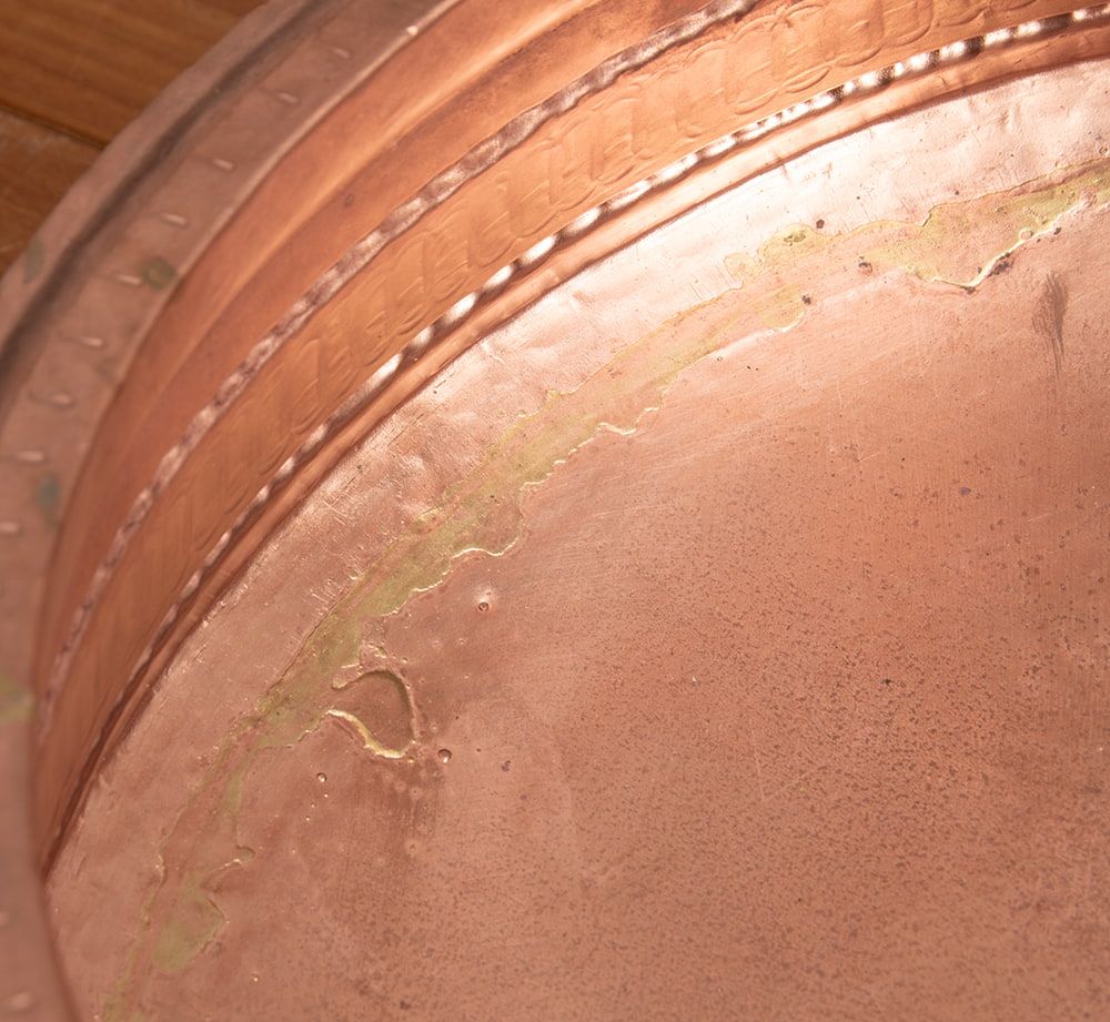 ネパールの銅の水盆