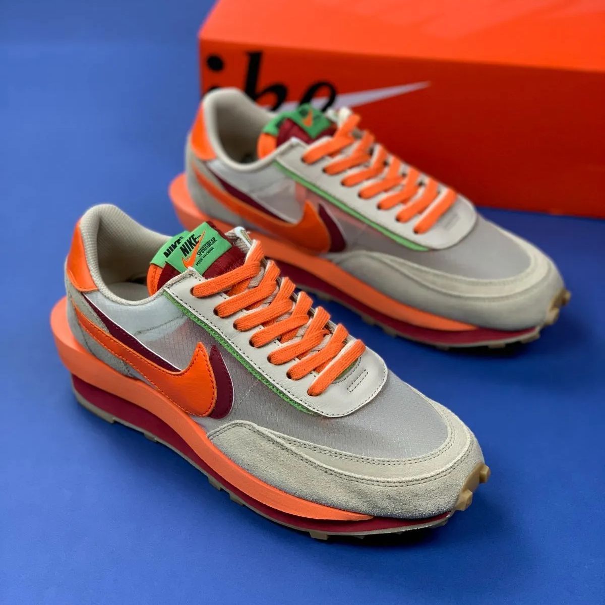 CLOT x Sacai x Nike LDWaffle：ウォッフルスニーカー、メッシュ素材、デコンストラクト仕様、三者共同コラボ、ローカットスポーツカジュアルシューズ、男女兼用、オフホワイト/オレンジ