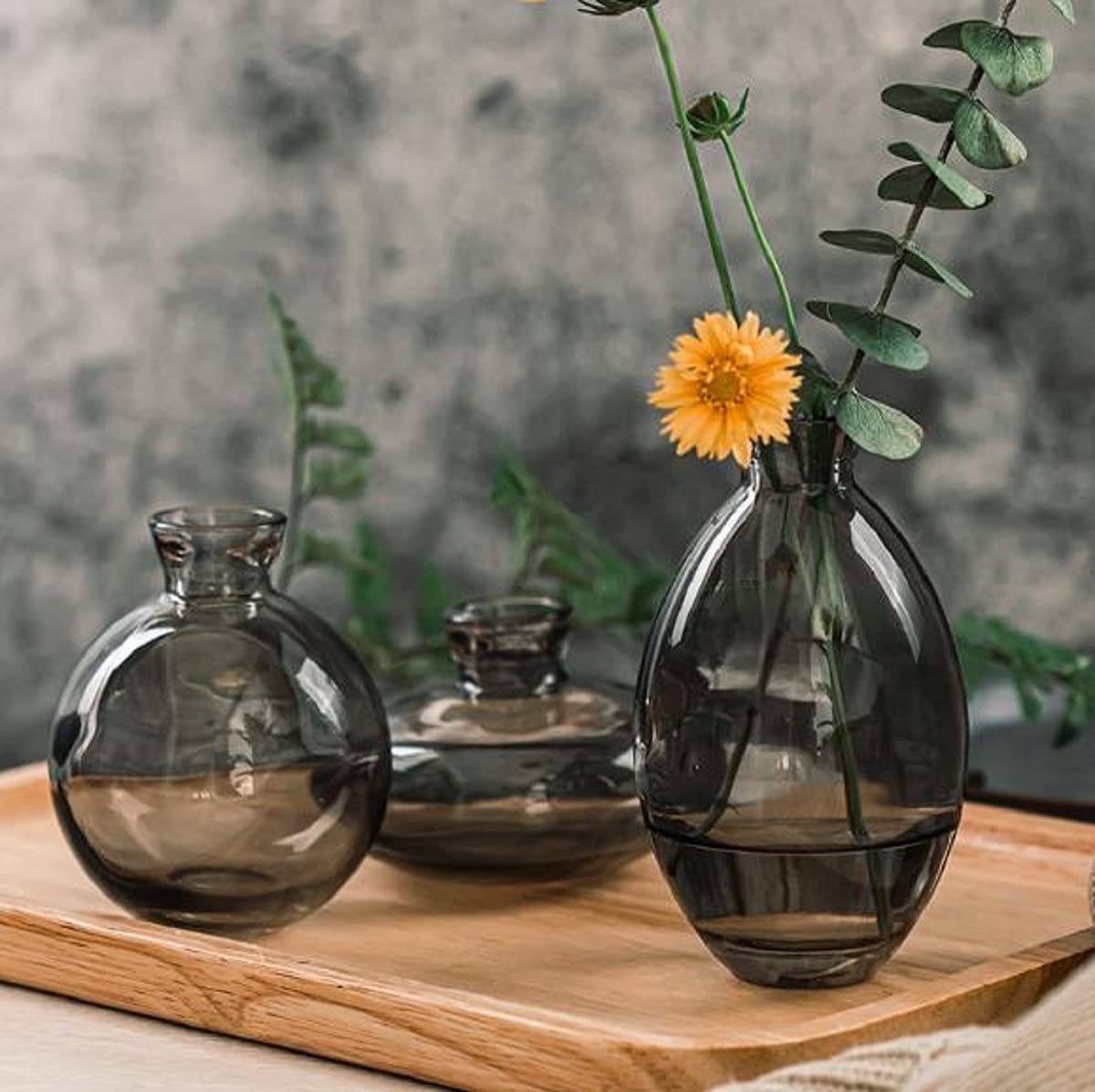 ガラスの花瓶に透明な花器を生けて梅の瓶を水で満たして家庭のリビング 