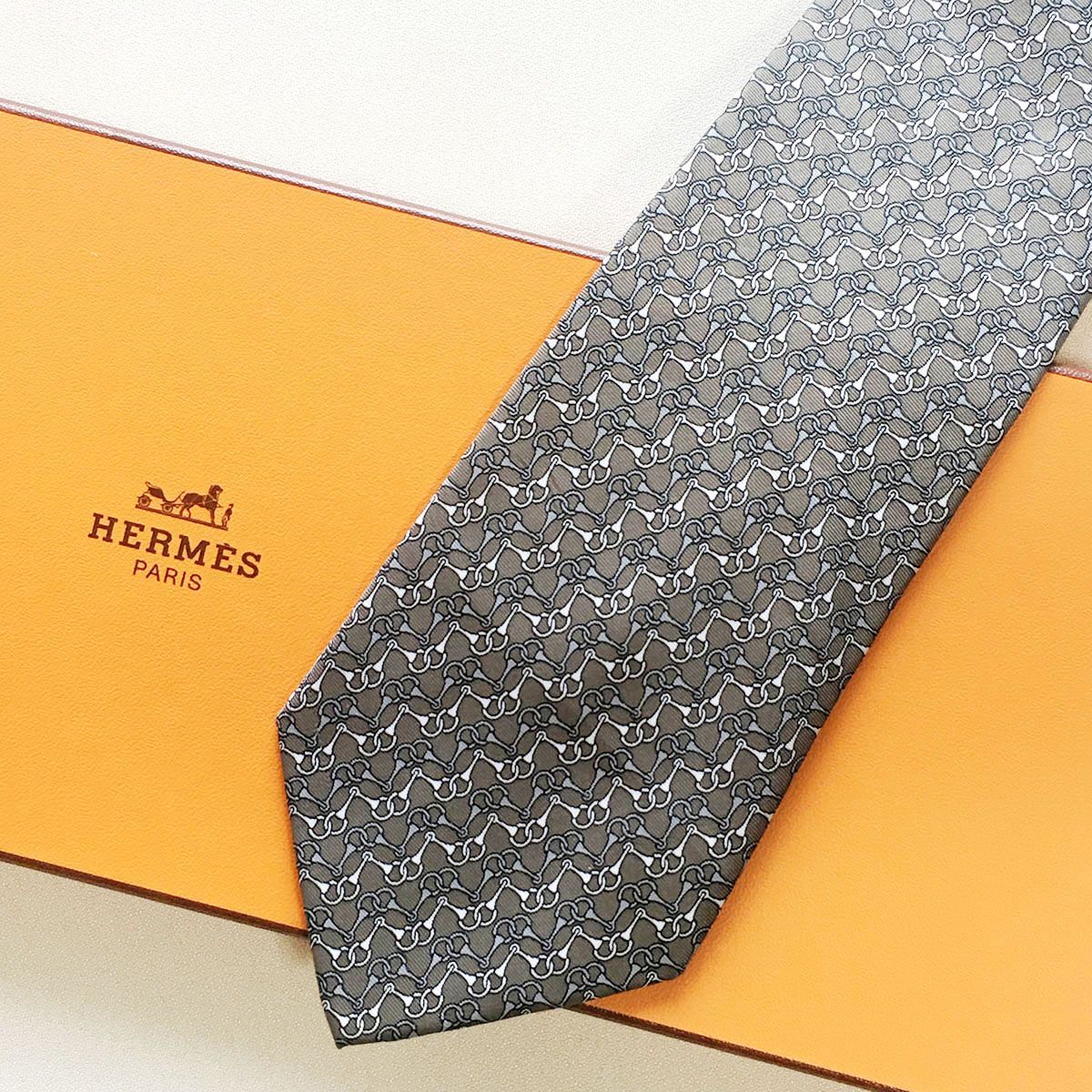 未使用級 エルメス HERMES ネクタイ シルク100% フランス製 グレー 美品 エルメス HERMES ネクタイ シルク100% フランス製 グレー 美品