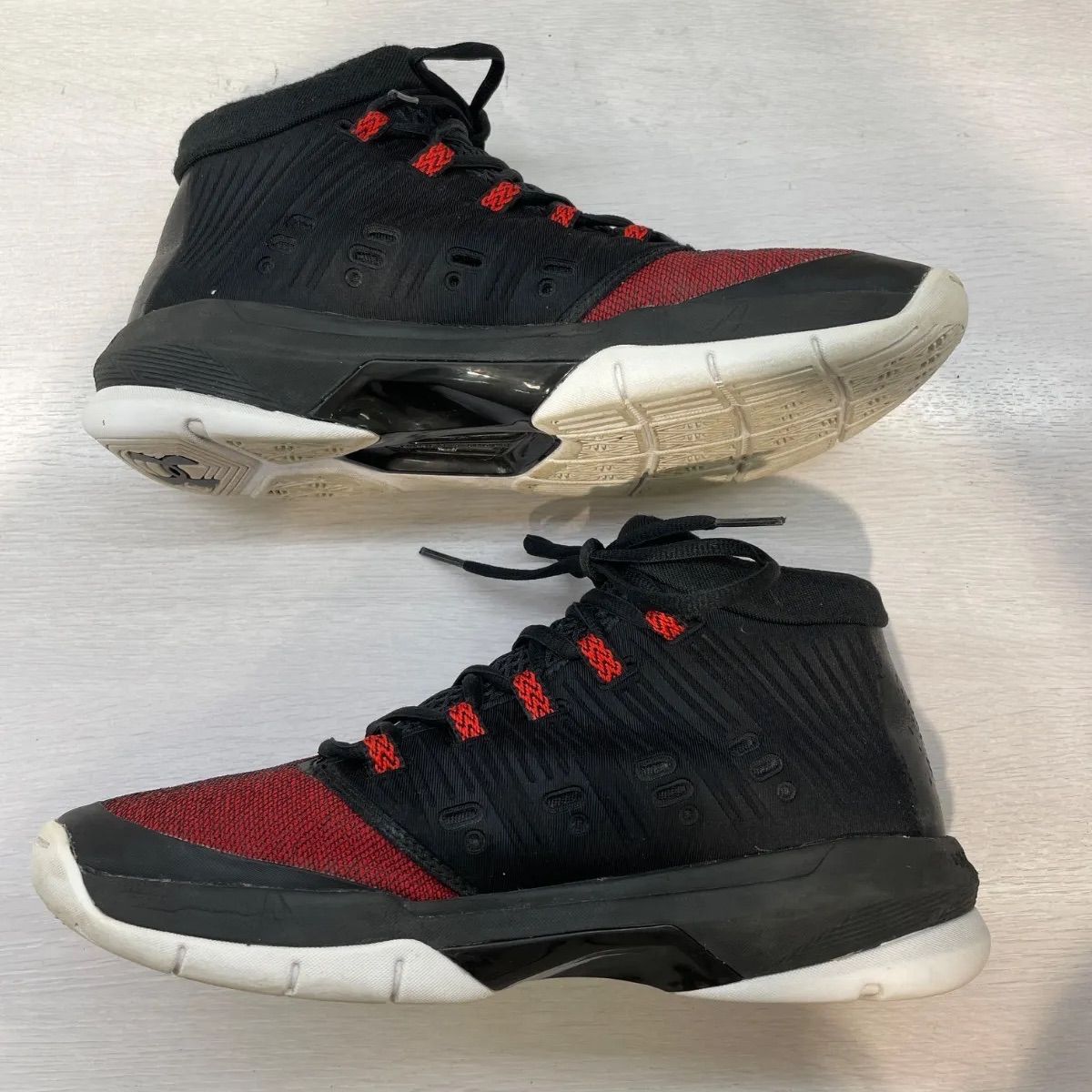 レッド バスケットボールシューズ　UNDER ARMOUR UNDER ARMOUR（アンダーアーマー）の「UAホバー ハボックLow 2