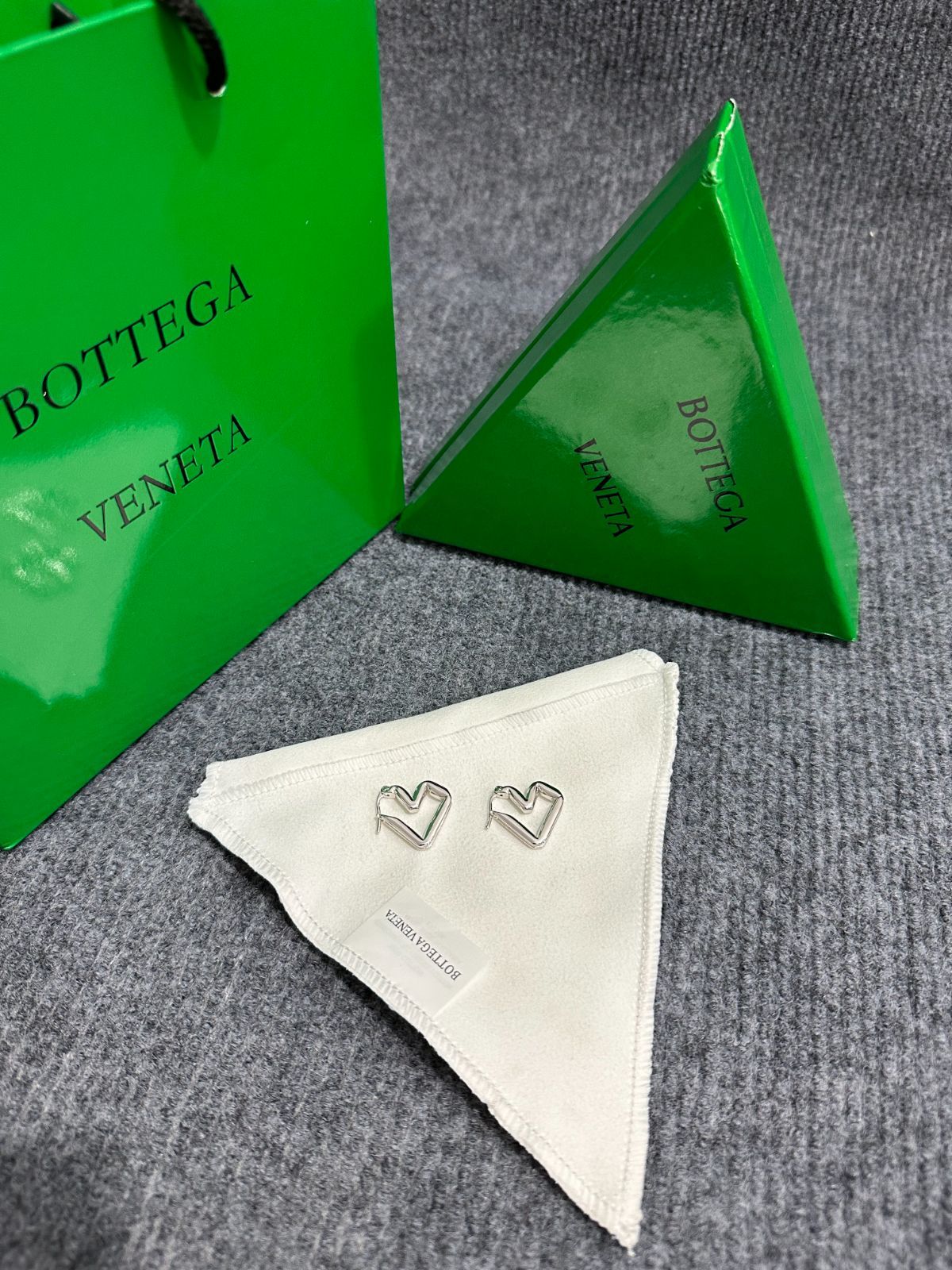 ✧早い者勝ち✧BOTTEGA VENETA ライアングル ピアス  シルバー