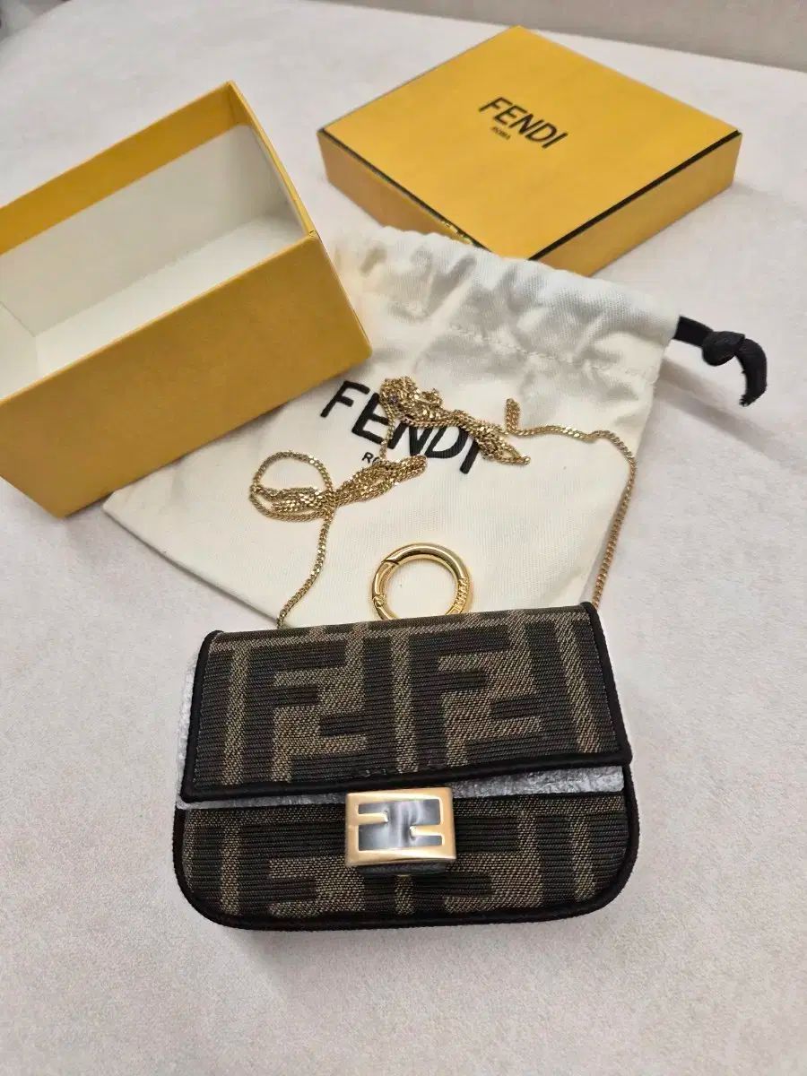 在庫処分 ♥ FENDI フェンディ ファブリック バゲットチャーム ミニクロスバッグ