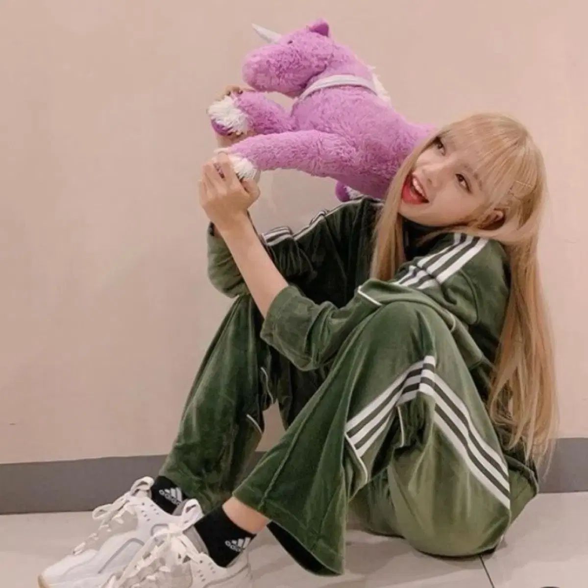 アディダス ベロア オリーブ グリーン ジャージ