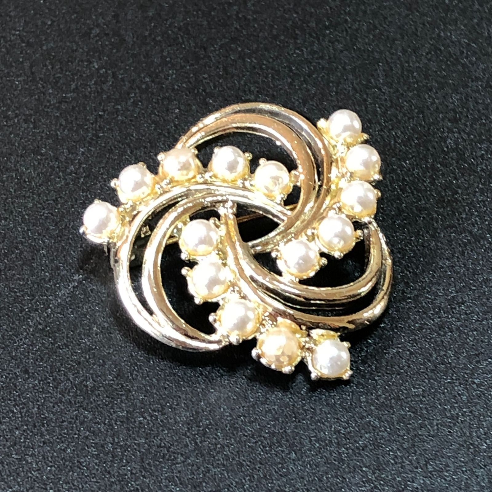 ビンテージ ブローチ モダンデザイン！ パール 渦巻き エレガント