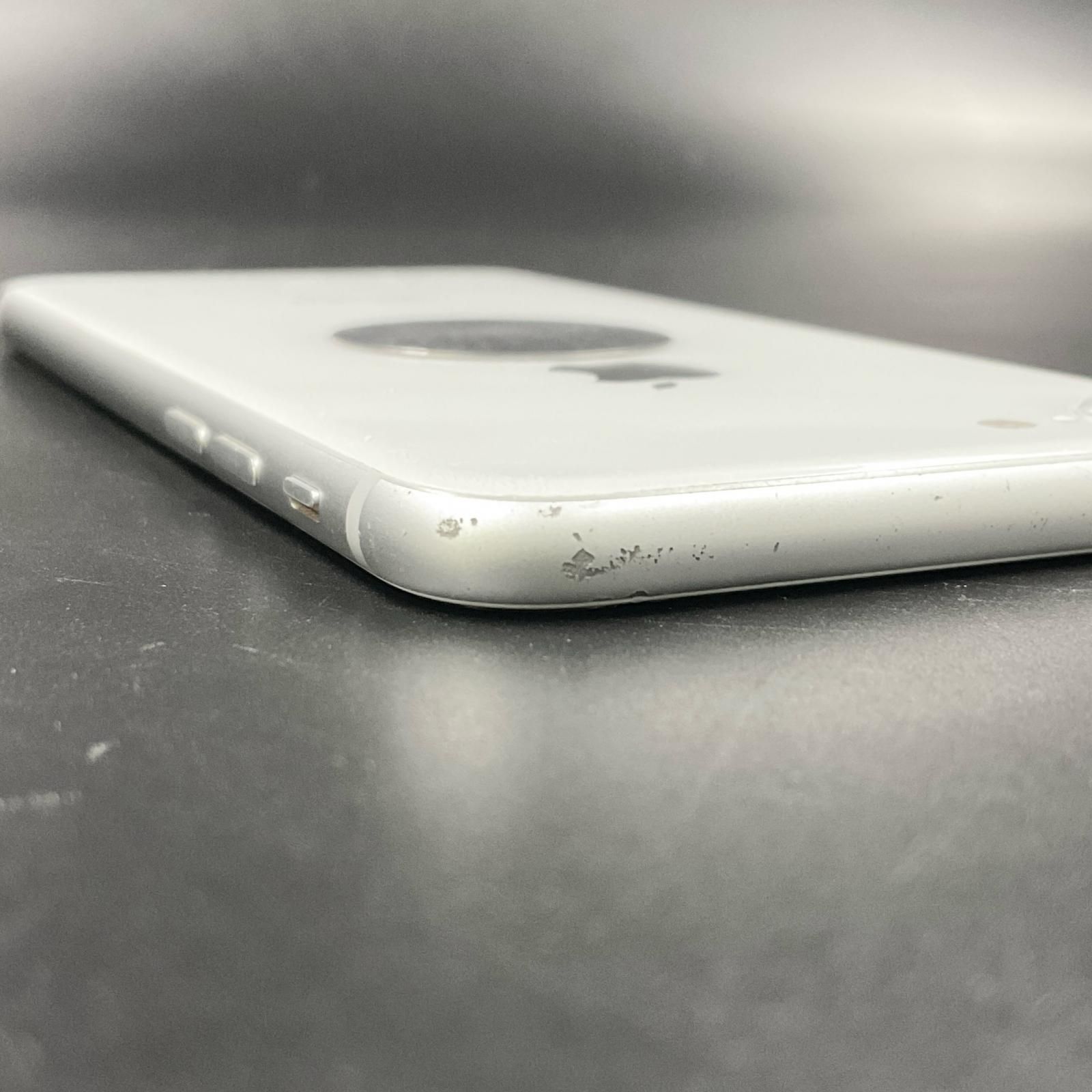 最速発送】Apple iPhone 8 128GB シルバー au 白ロム 80%【難有