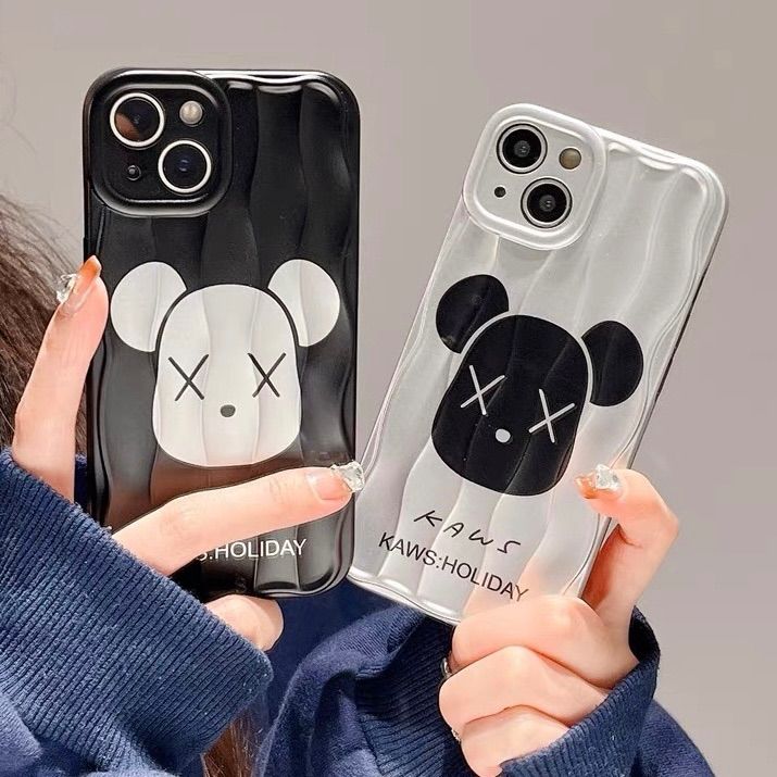 カウズ KAWS アルミ調 シルバー ブラック スマホケース iPhone