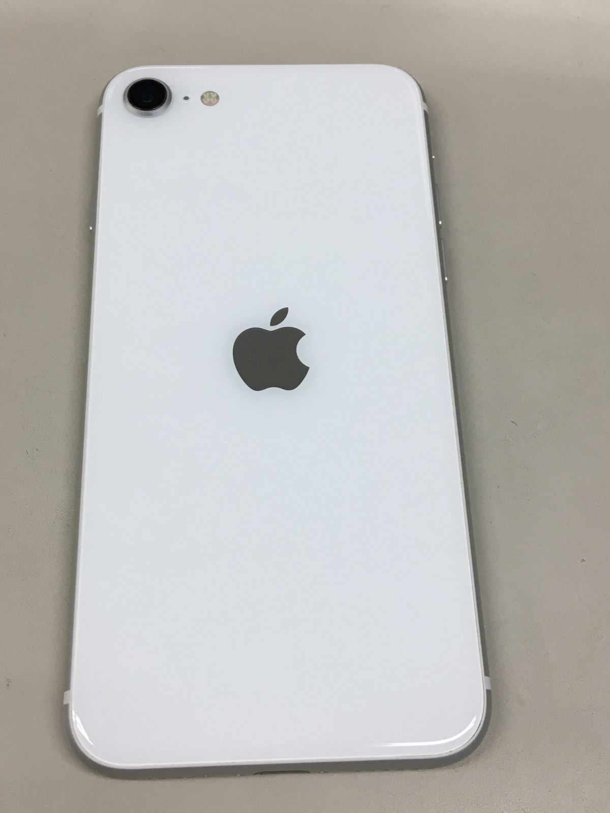 【極美品】iPhone SE第2世代 64GB SIMフリーホワイト 極美品 SIMフリー iPhone SE(第2世代) 64GB ホワイト 電池84％