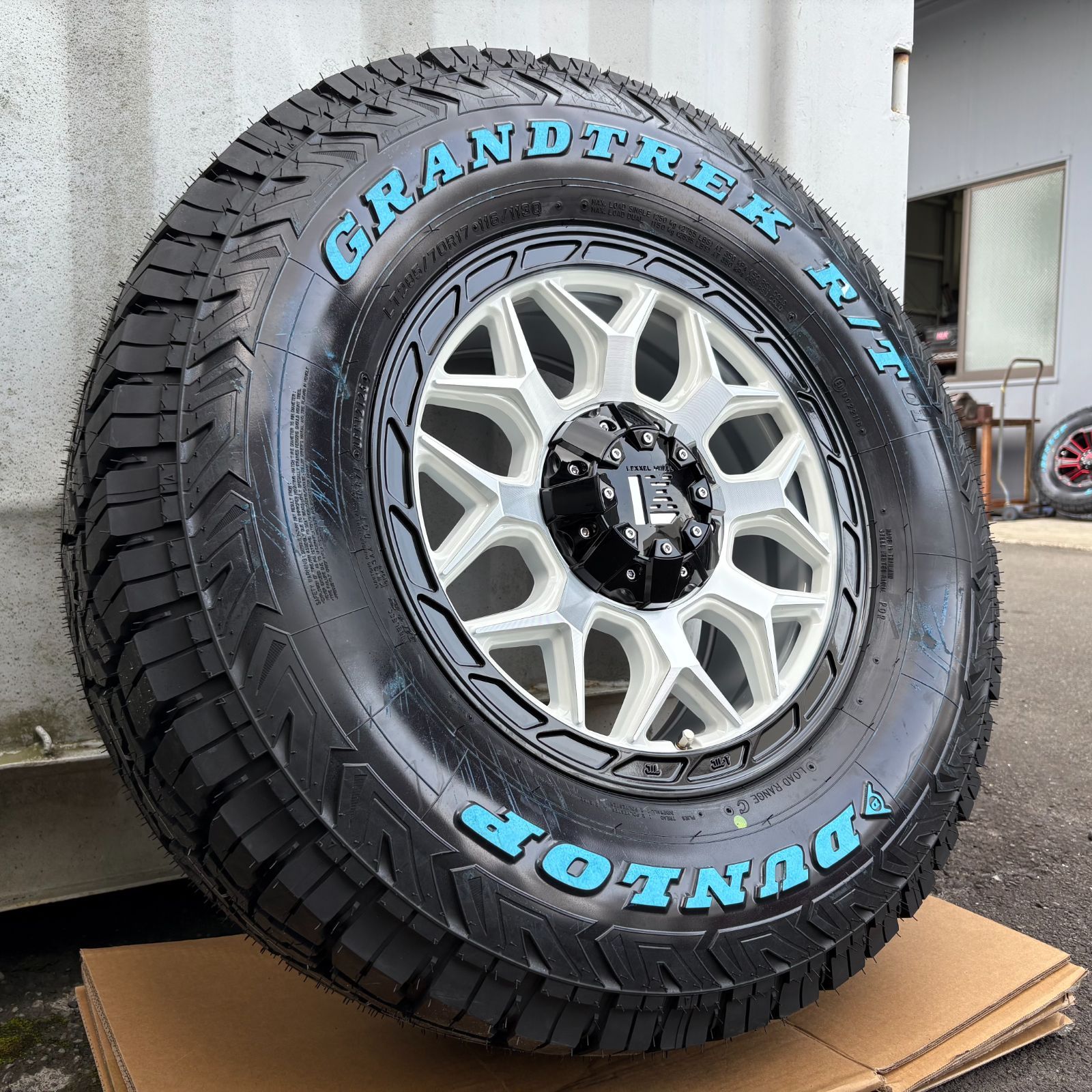 4本セット ランクル300 ランクル250 17インチ レクセルホイール インフェルノ ダンロップ グラントレック RT01 265 70R17 TRITUETUBI_COM