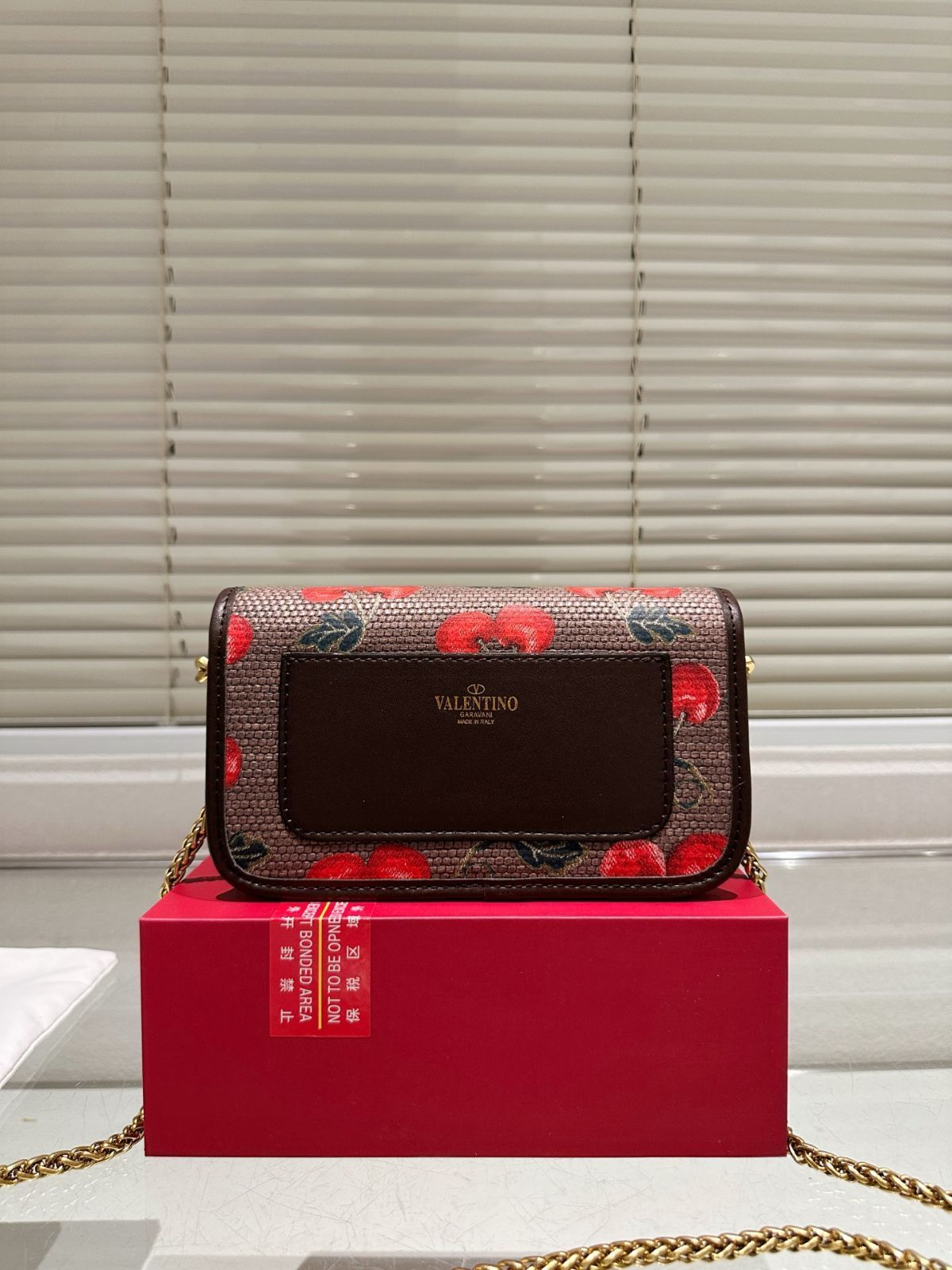 関税送料込み- VALENTINO VLOGO LOCO ショルダーバッグ 関税送料込み- VALENTINO VLOGO LOCO ショルダーバッグ