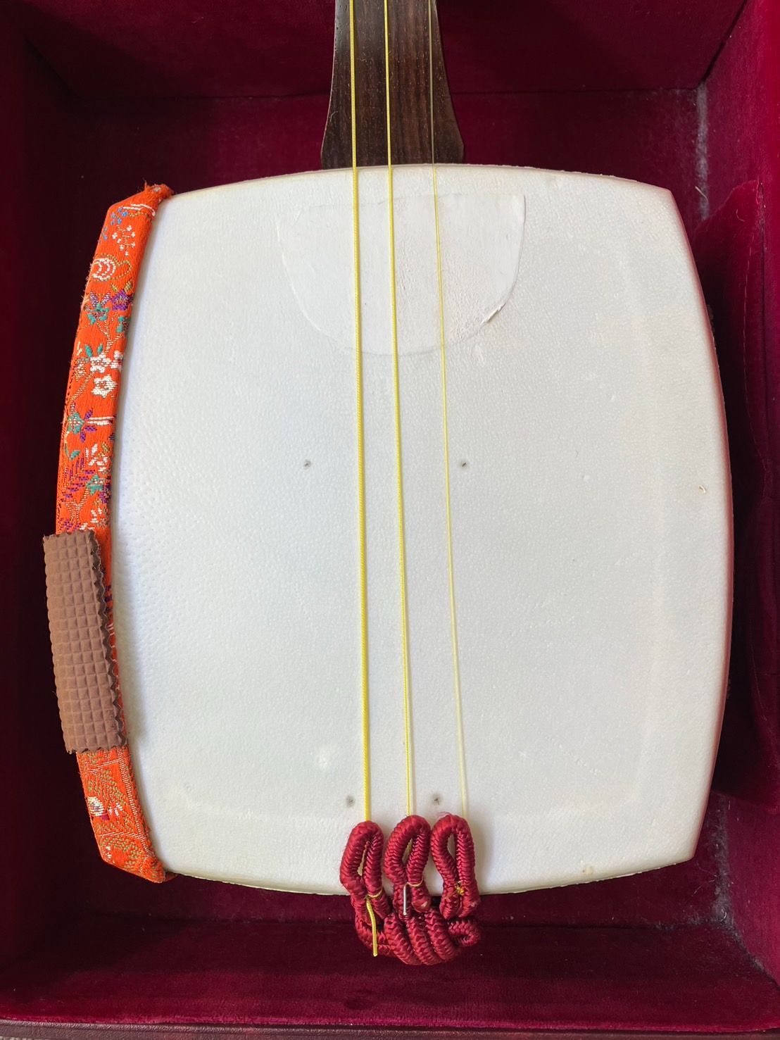 【現状品】三味線 本体 ハードケース付き 和楽器 弦楽器 和風 弦楽器 中古品】三味線 赤内装 和柄付き 付属品付き ハードケース付 和