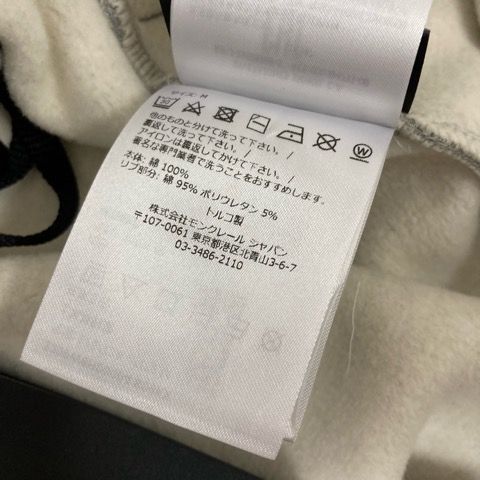 M グレー