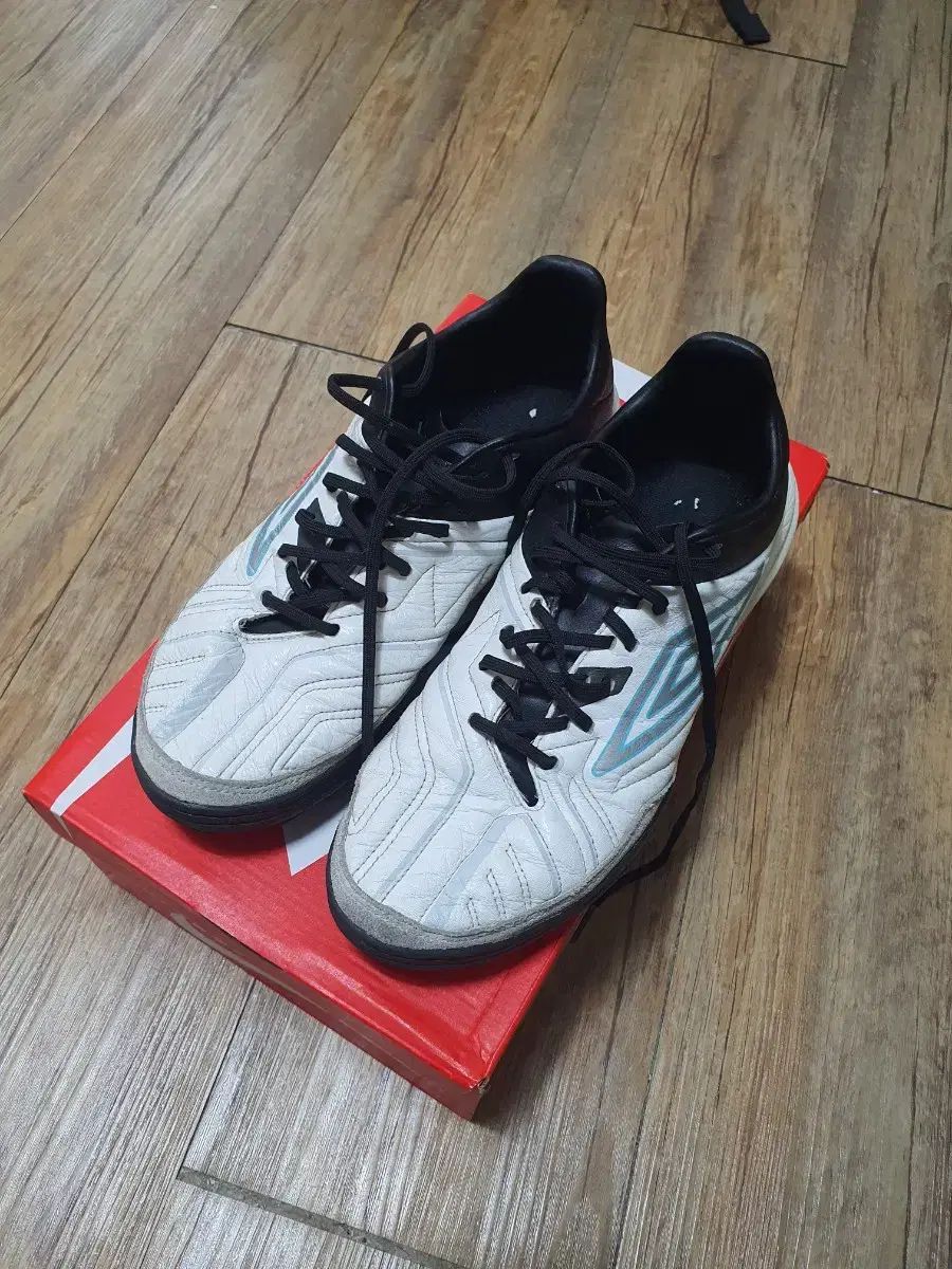 【雷市場（ポンジャン）商品韓国直送】 アンブロ (UMBRO) ゴール フットサルシューズ tf 270