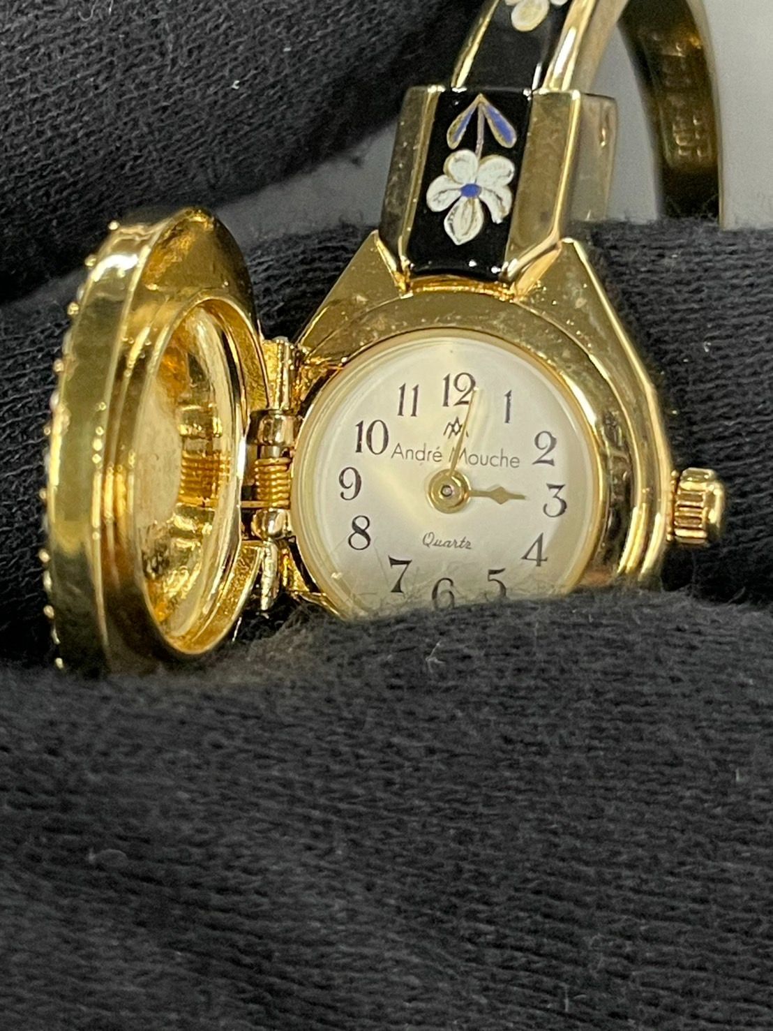 Andre Mouche アンドレムッシュ　カメオバングル時計 Andre Mouche】アンドレムッシュ カメオ バングルウォッチ