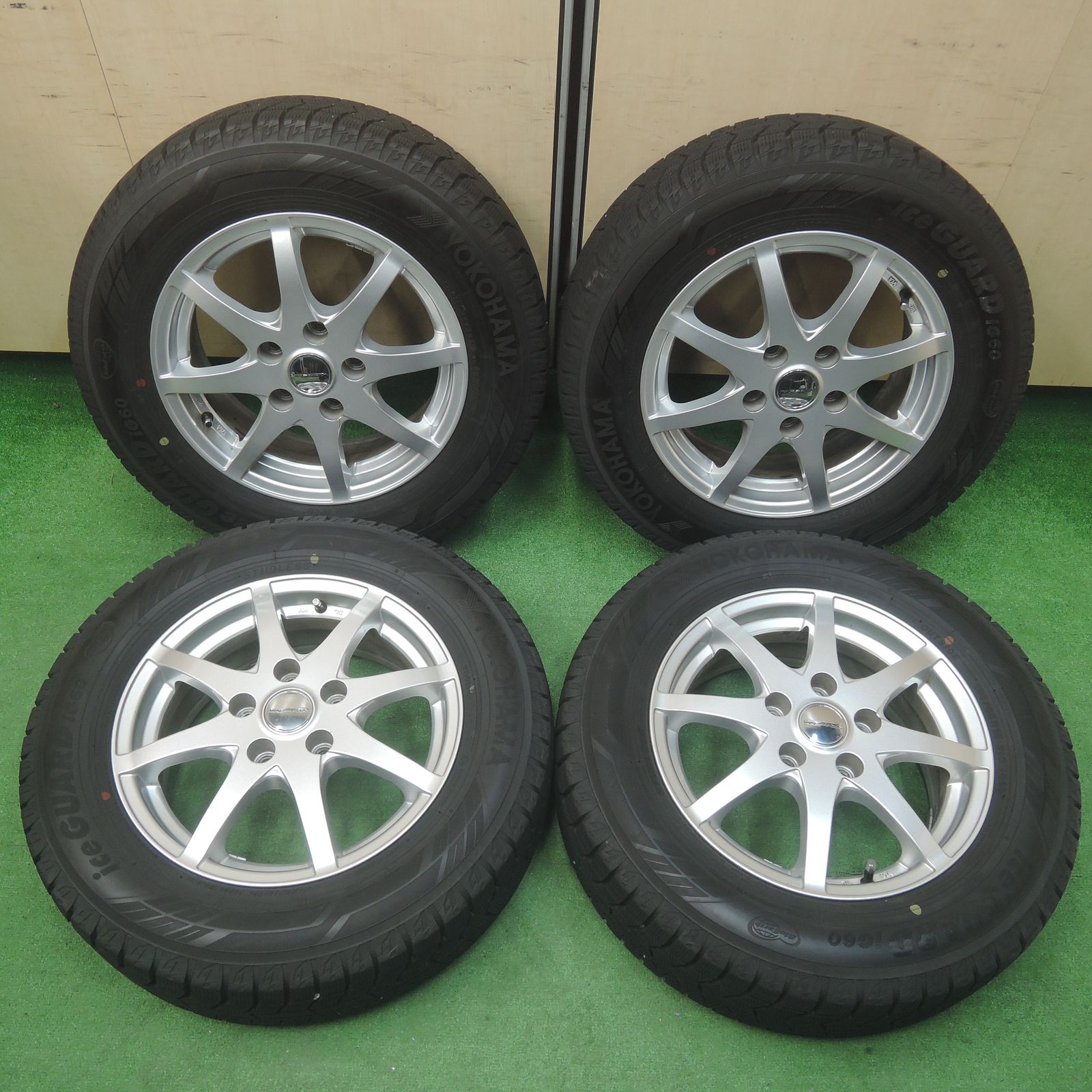 バリ溝 20年 綺麗 ほぼ10分 スタッドレス 215/60R17 ブリヂストン VRX  