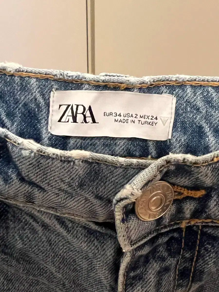 ☆ドイツ発*ZARA*新作*SCULPT ハイウエストデニム/FB☆ ZARA