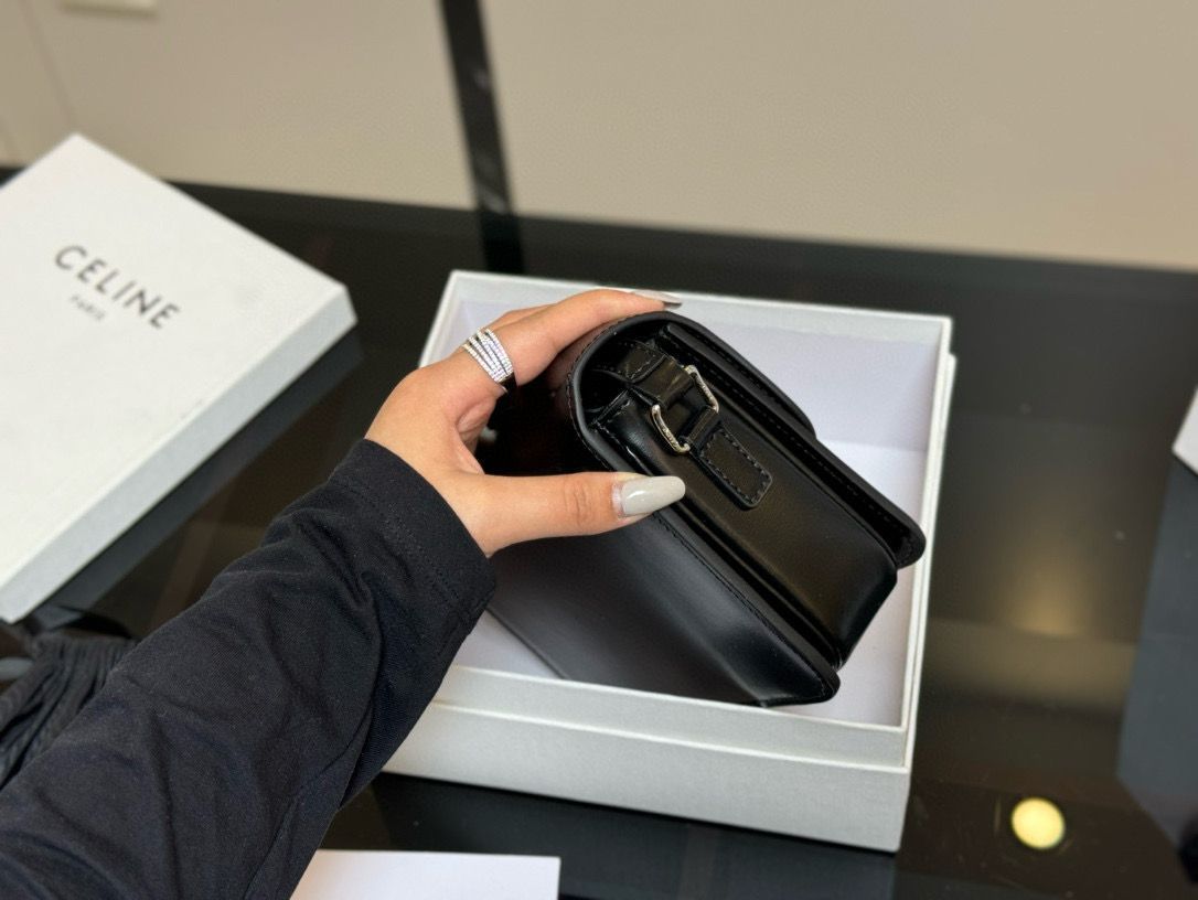 Celine] トリオンフ ミニバッグ - 専用ボックス付き | セリーヌ