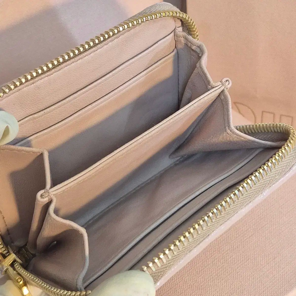 ★25SS新作★MIU MIU★マテラッセ ファスナー付きカードホルダー MIU MIU(ミュウミュウ) マテラッセ カードホルダー (フル構成