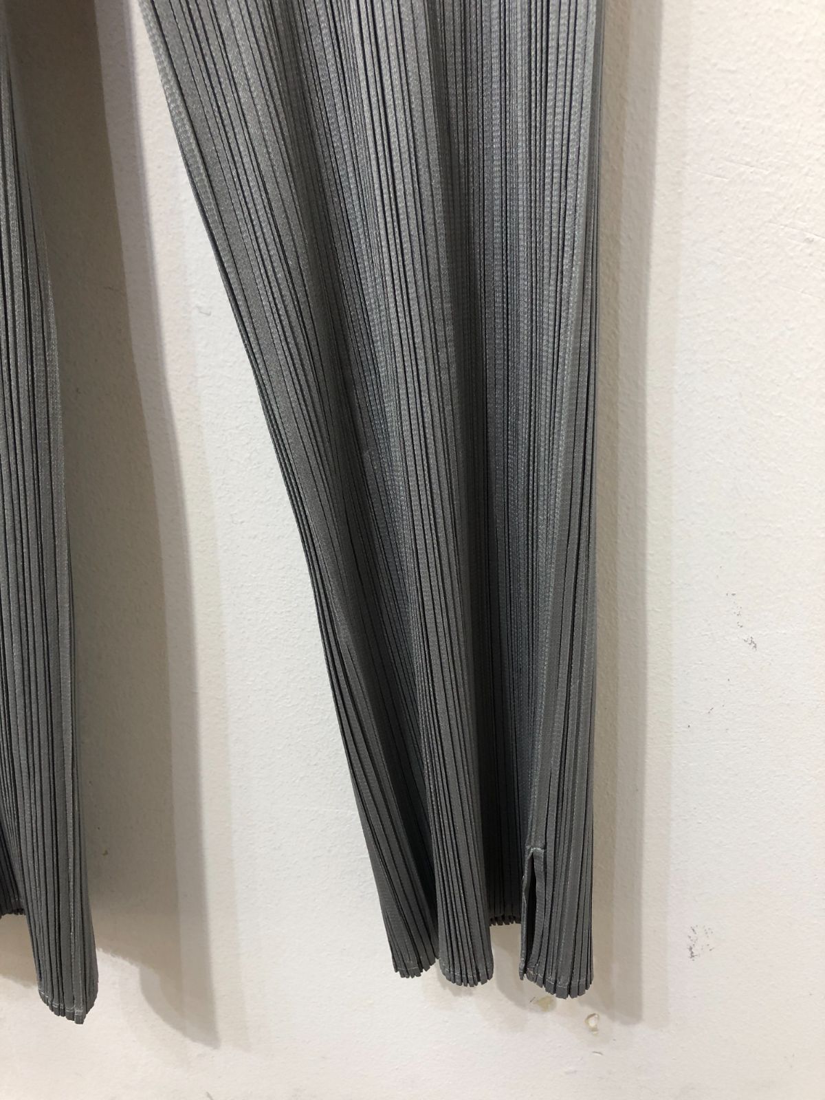 ISSEY MIYAKE プリーツパンツ グレー ISSEY MIYAKE（パンツ