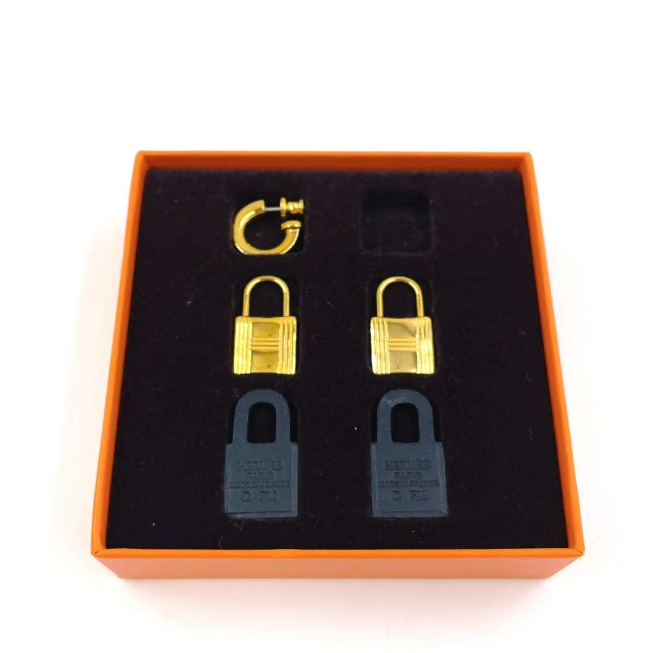 レザー×メタル ゴールド×ブラック