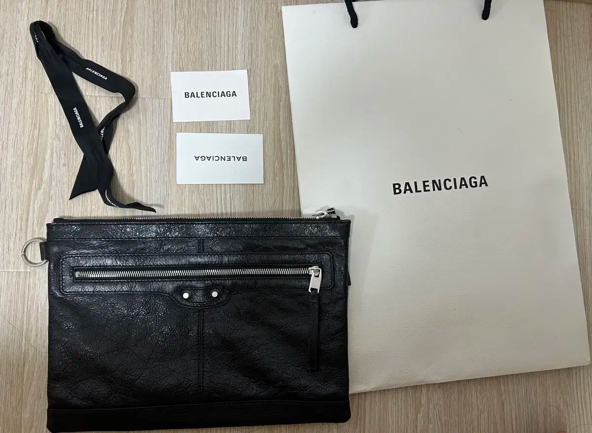 【雷市場（ポンジャン）商品韓国直送】BALENCIAGA(バレンシアガ) モーター マネークリップ クラッチ ほぼ 新品