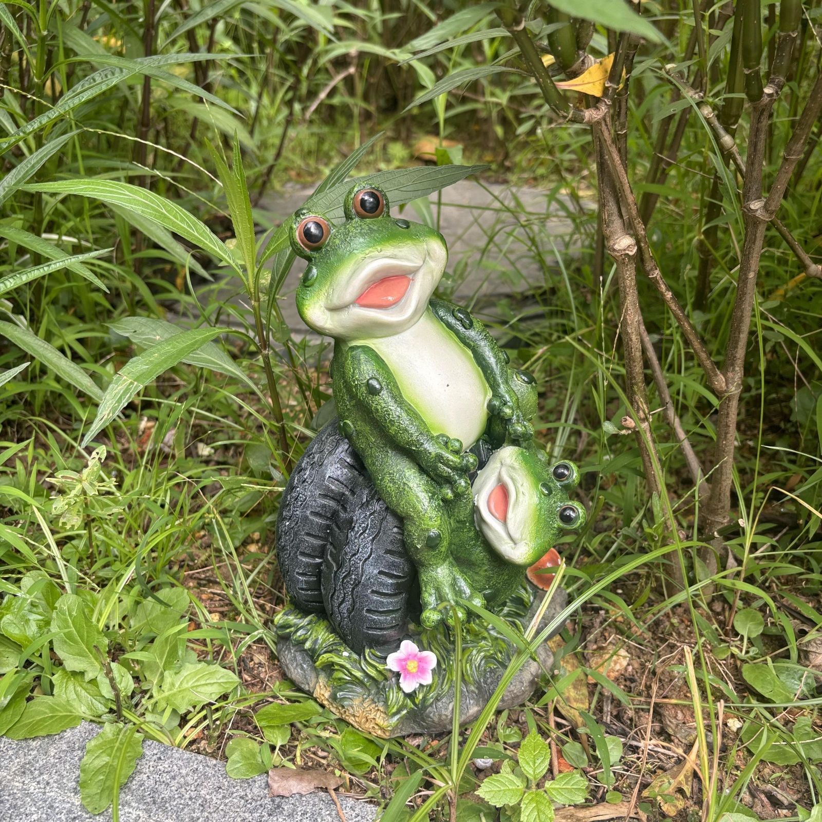 置物 オブジェ ガーデンオーナメント タイヤの上に乗っているカエルの